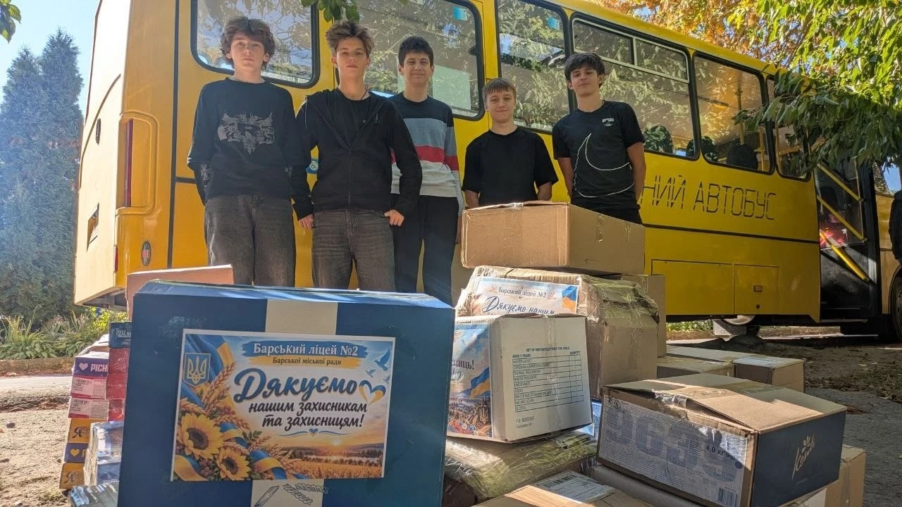 Барські школярі зібрали для захисників теплі речі, солодощі та напої