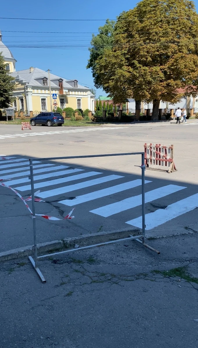 Фотофакт: в Барі оновлюють пішохідні переходи