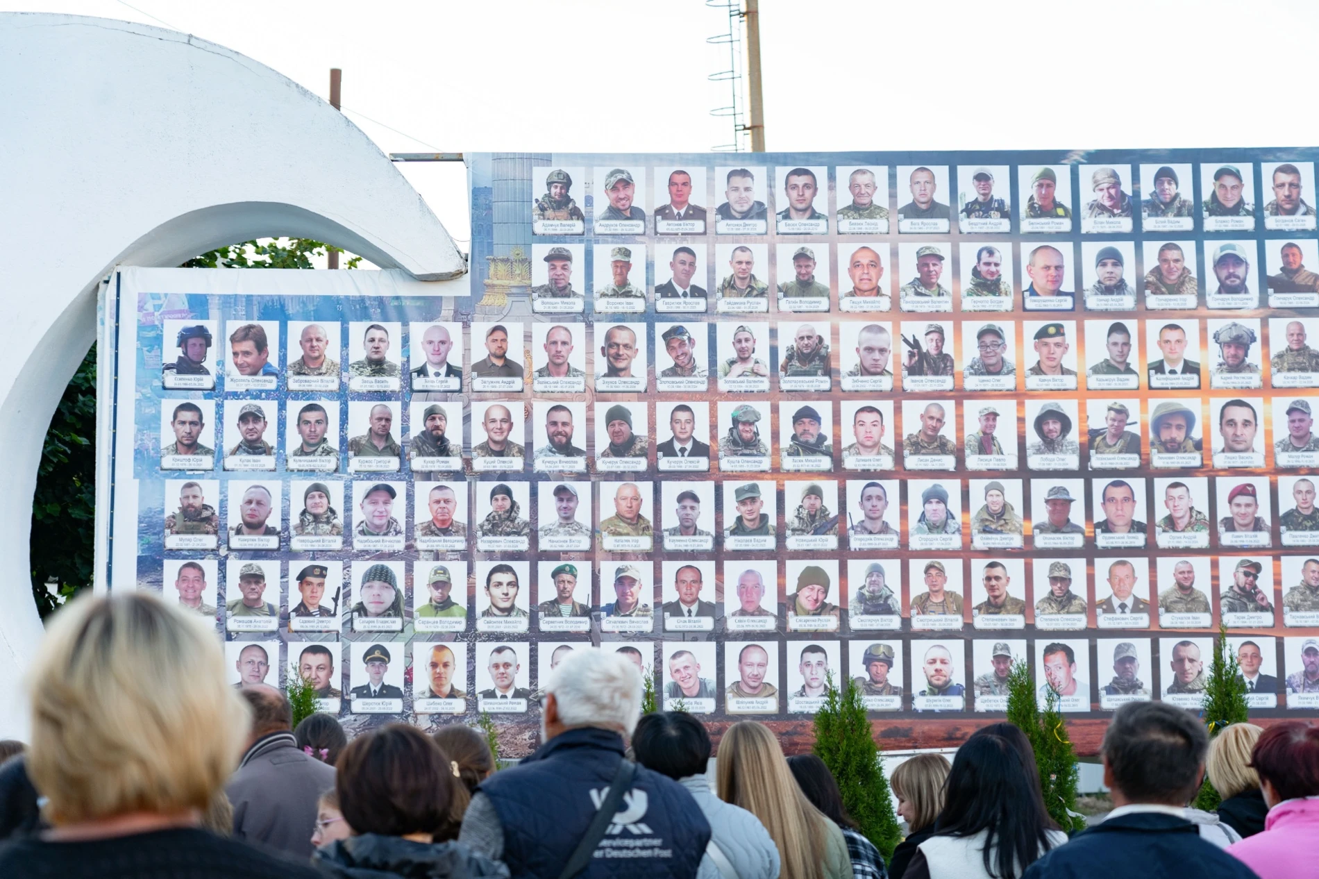 У м. Бар біля фотостели Героїв вшанували пам’ять загиблих Захисників громади