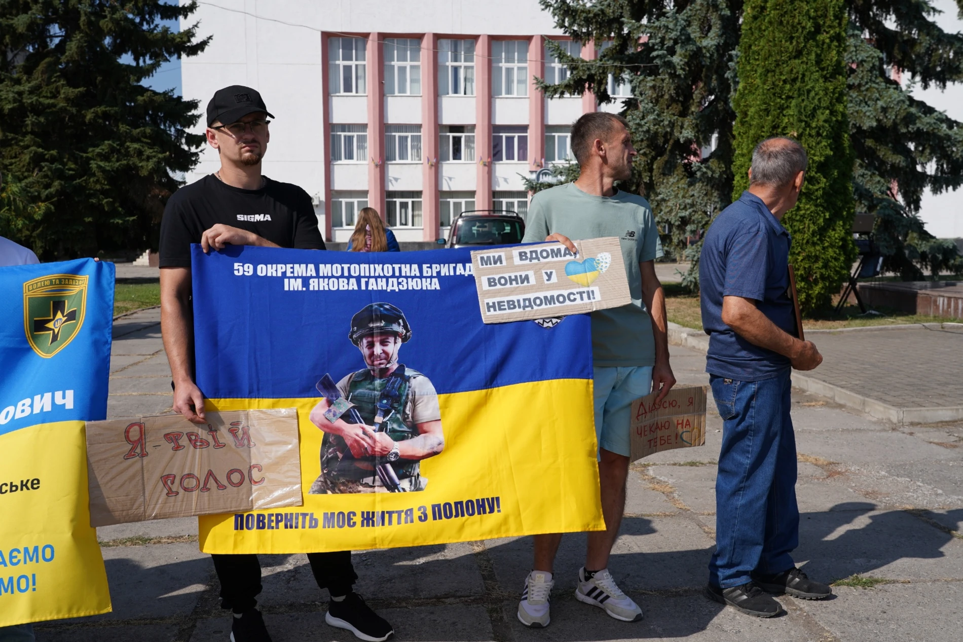 «Ми не припинимо чекати»: у Барі підтримали родини зниклих безвісти та полонених захисників