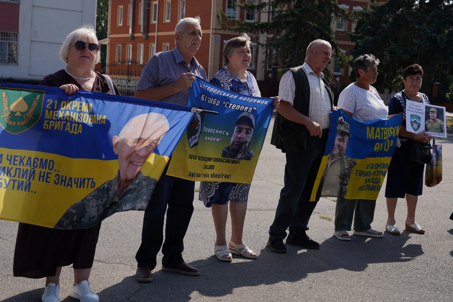 «Ми не припинимо чекати»: у Барі підтримали родини зниклих безвісти та полонених захисників