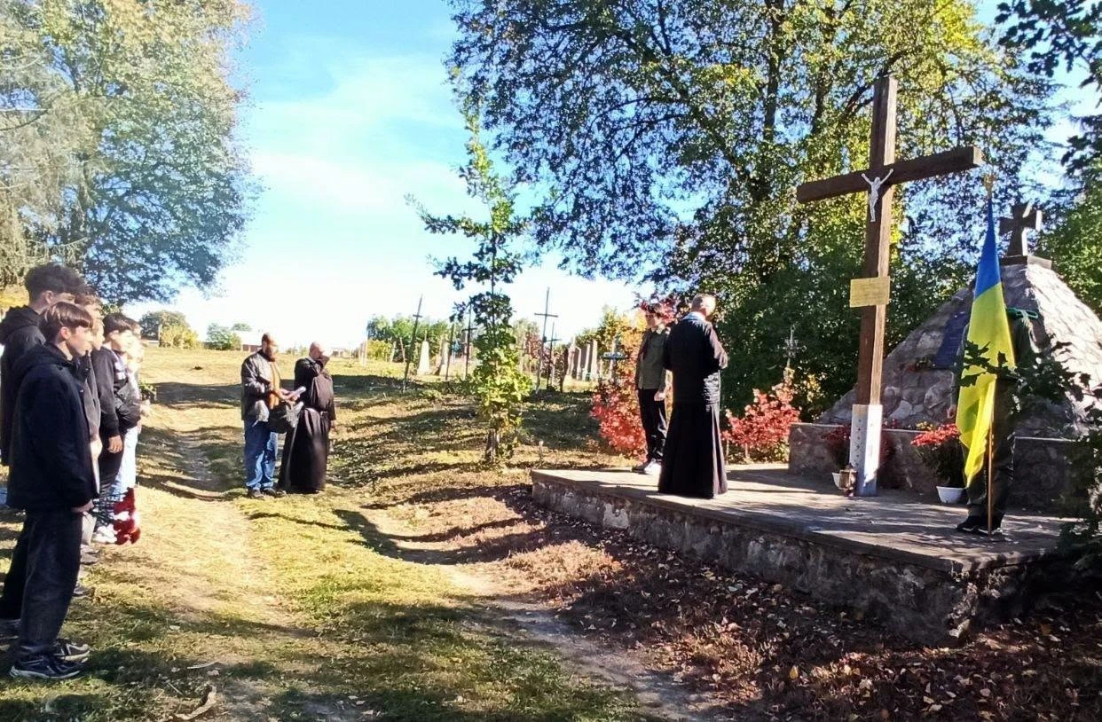 Пам’ятна хода та зустріч із бойовою медикинею: як у ліцеях Бара відзначили День захисників
