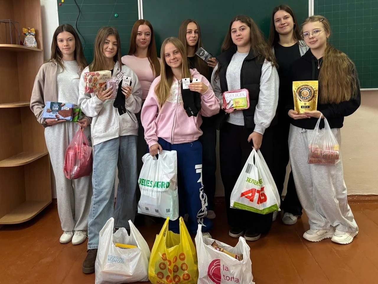 Барські школярі зібрали для захисників теплі речі, солодощі та напої