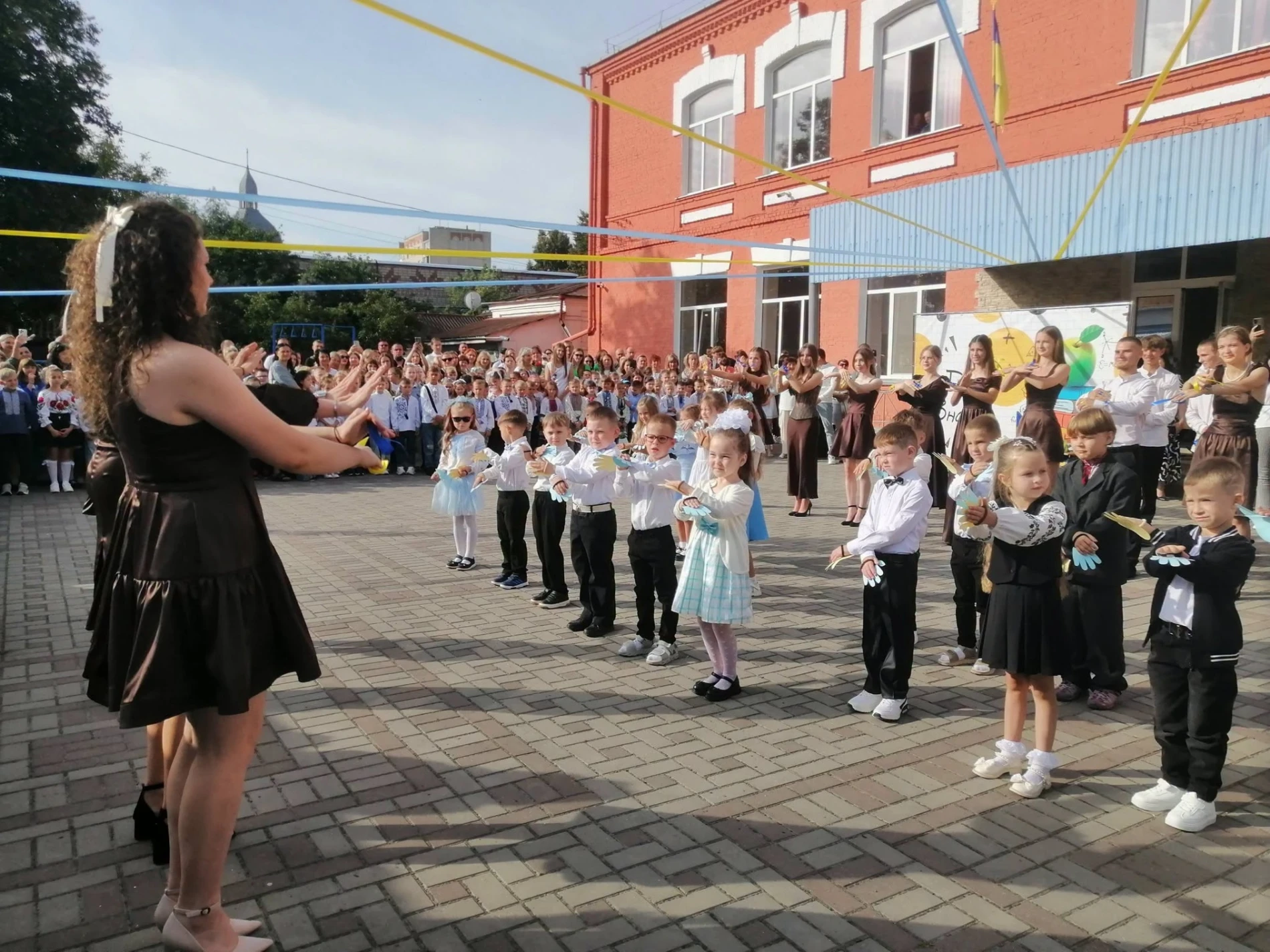Перший дзвоник у школах Бара: святкові лінійки, безкоштовні обіди та освітні зміни