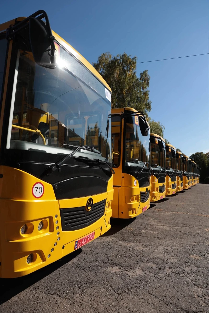 Барська громада отримала шкільний автобус, а в музеї відкрили виставку про Camino Podolico