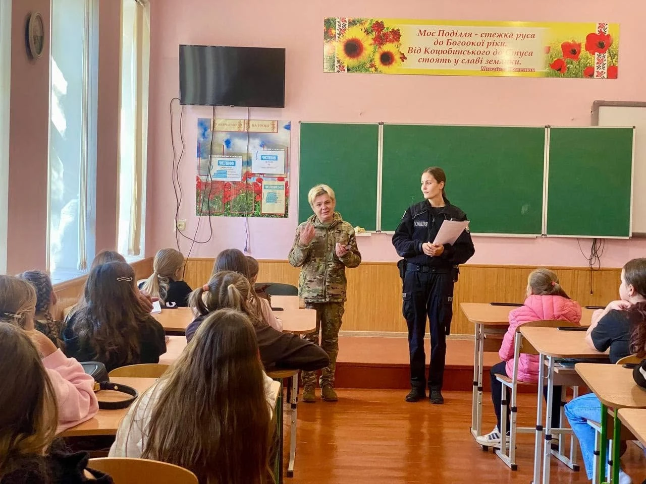 Пам’ятна хода та зустріч із бойовою медикинею: як у ліцеях Бара відзначили День захисників