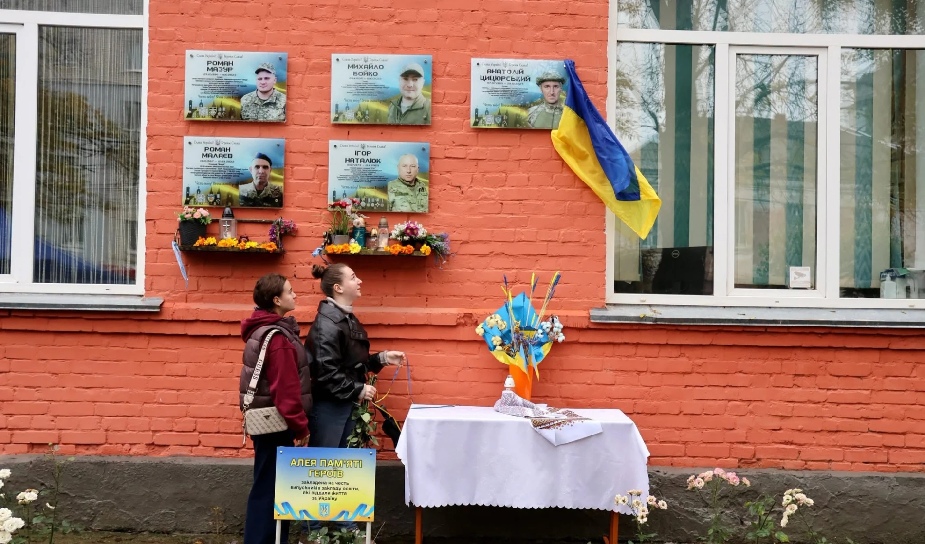 У Барському ліцеї №3 відкрили меморіальну дошку загиблому захиснику Анатолію Цицюрському