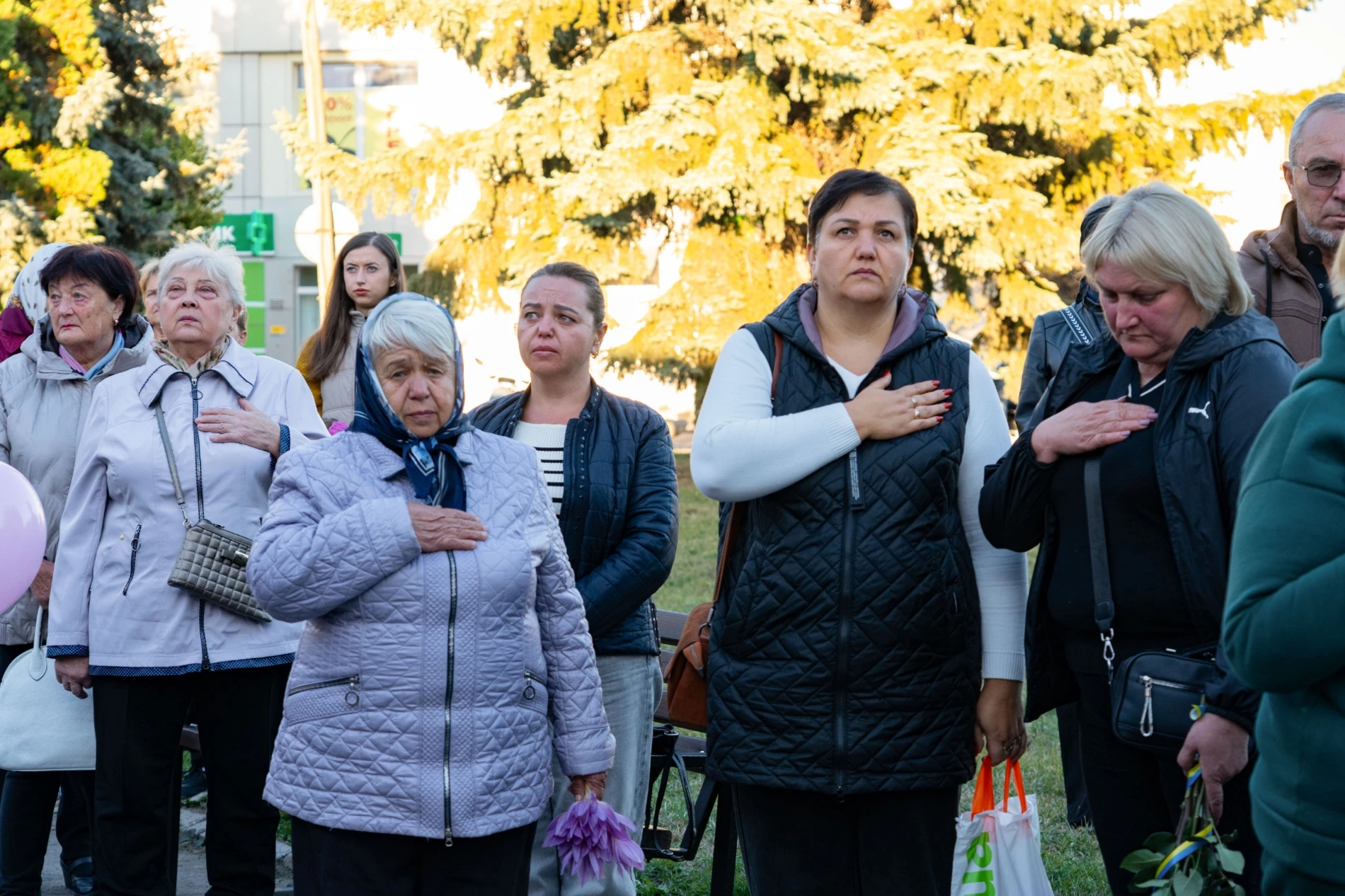 У м. Бар біля фотостели Героїв вшанували пам’ять загиблих Захисників громади