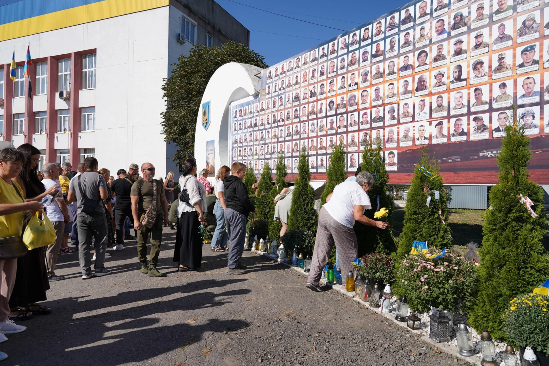 У День Державного Прапора у м. Бар підняли синьо-жовтий стяг та нагородили захисників