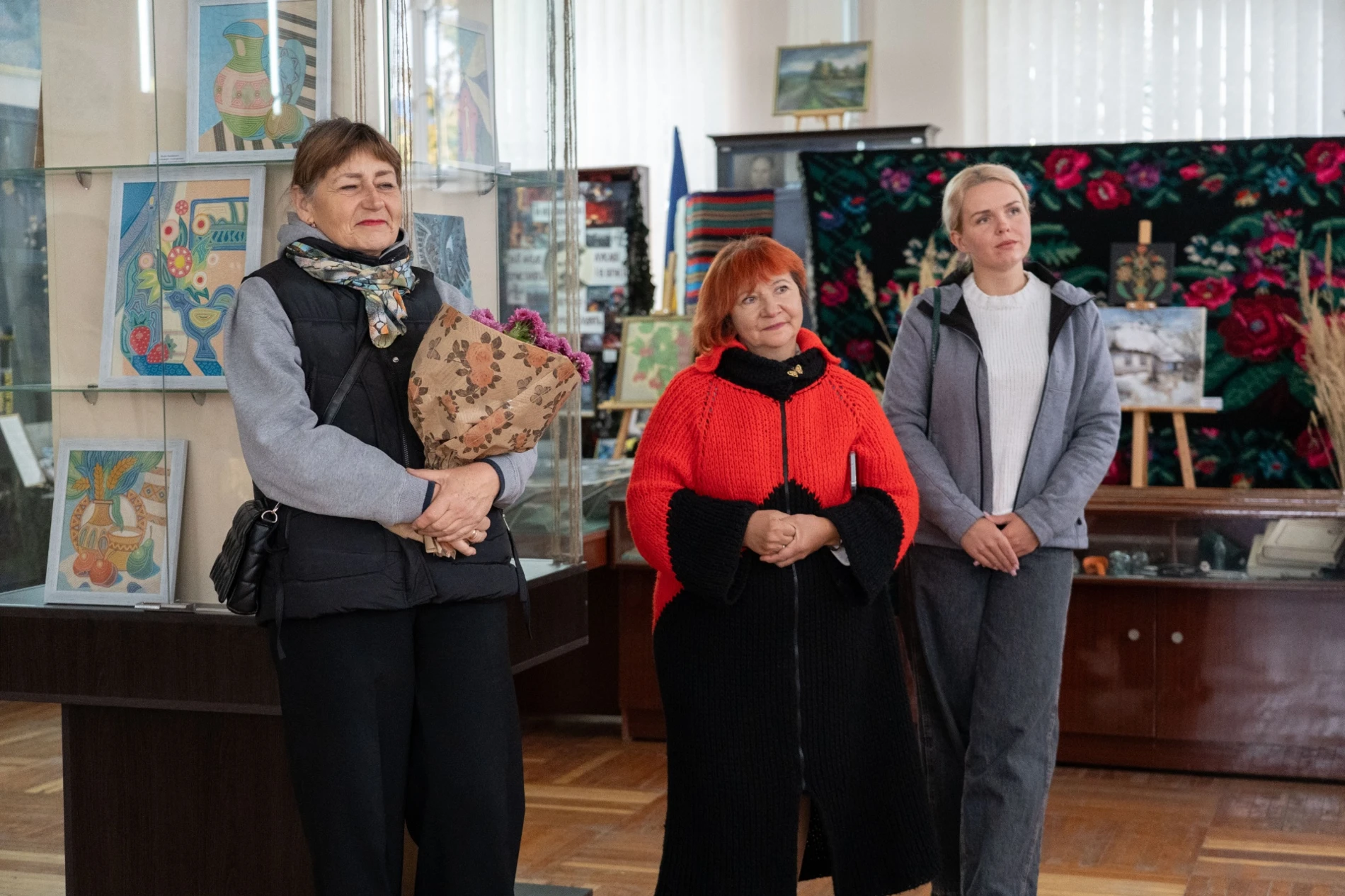 Від яскравих абстракцій до реалістичних пейзажів: у м. Бар відкрили виставку Надії Іванисько