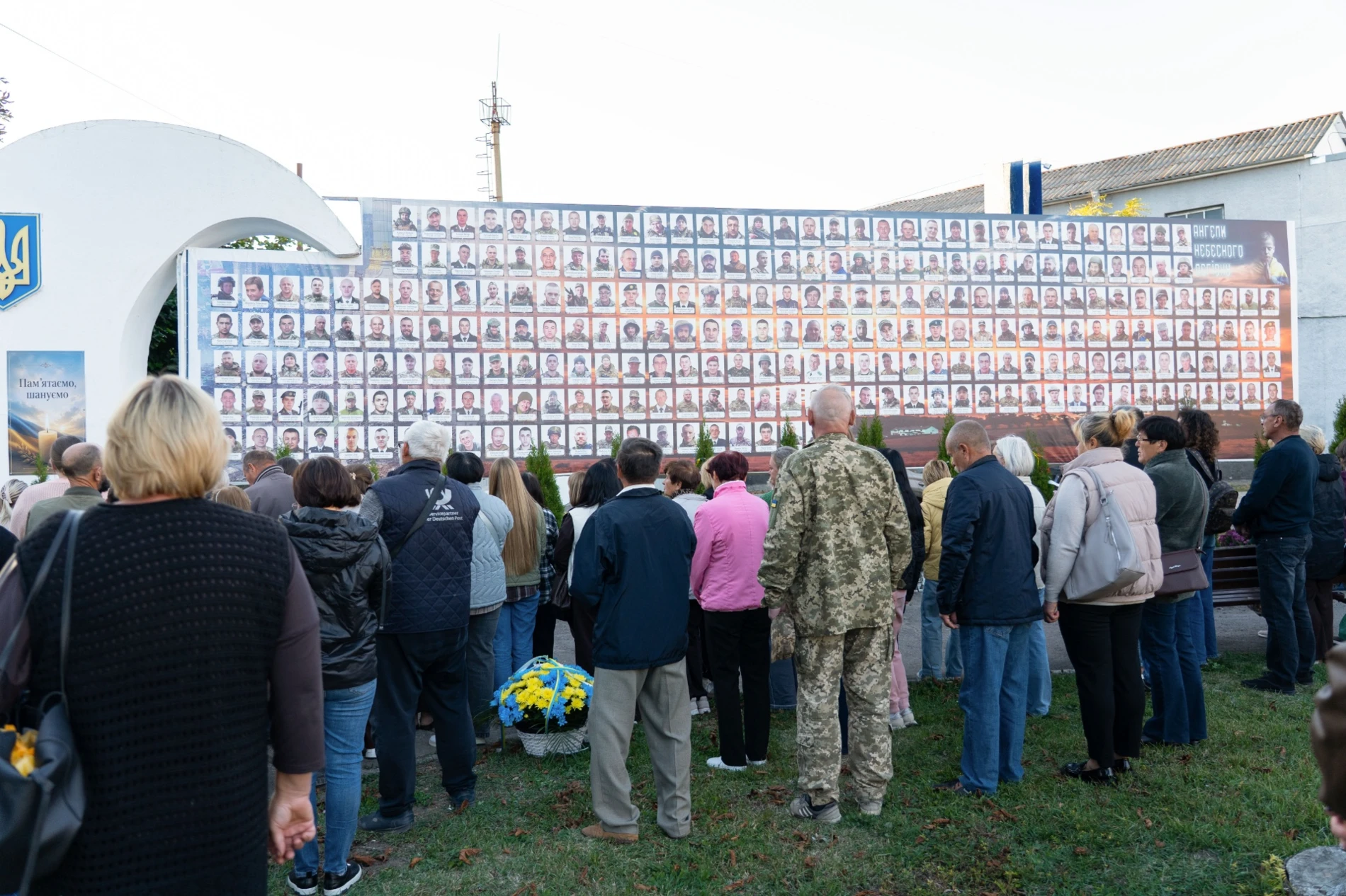 У м. Бар біля фотостели Героїв вшанували пам’ять загиблих Захисників громади