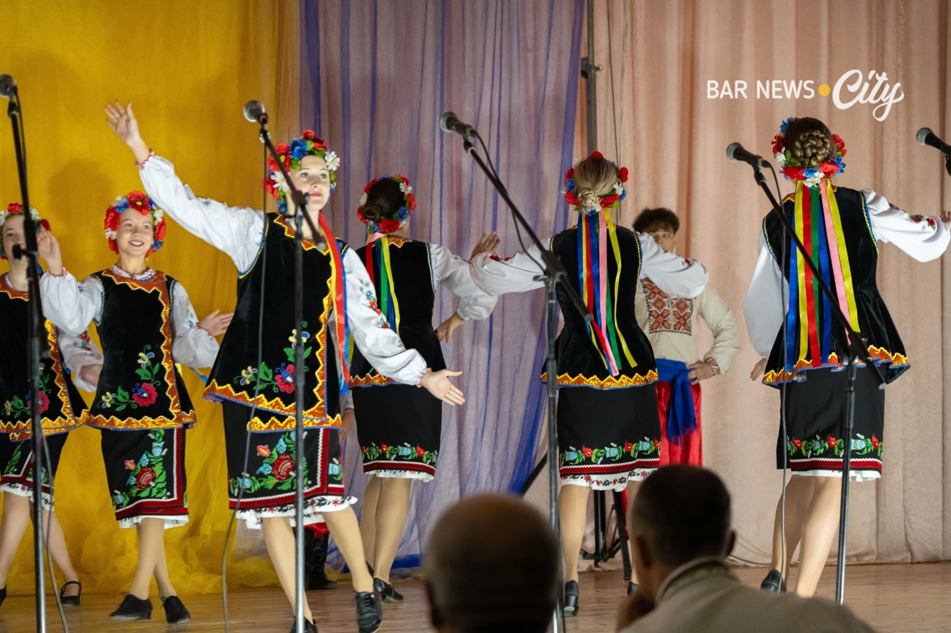 У м. Бар 14 творчих колективів захищали звання «народний» та «зразковий»: історія ансамблів і виступ