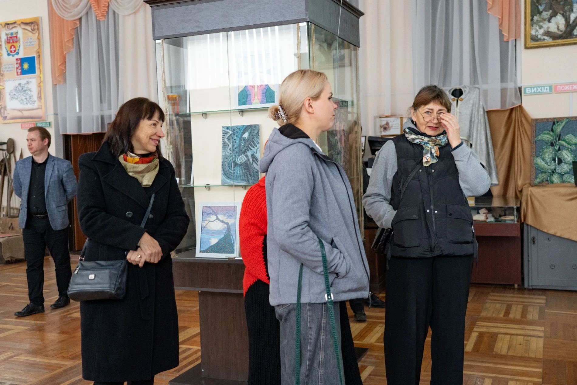 Від яскравих абстракцій до реалістичних пейзажів: у м. Бар відкрили виставку Надії Іванисько