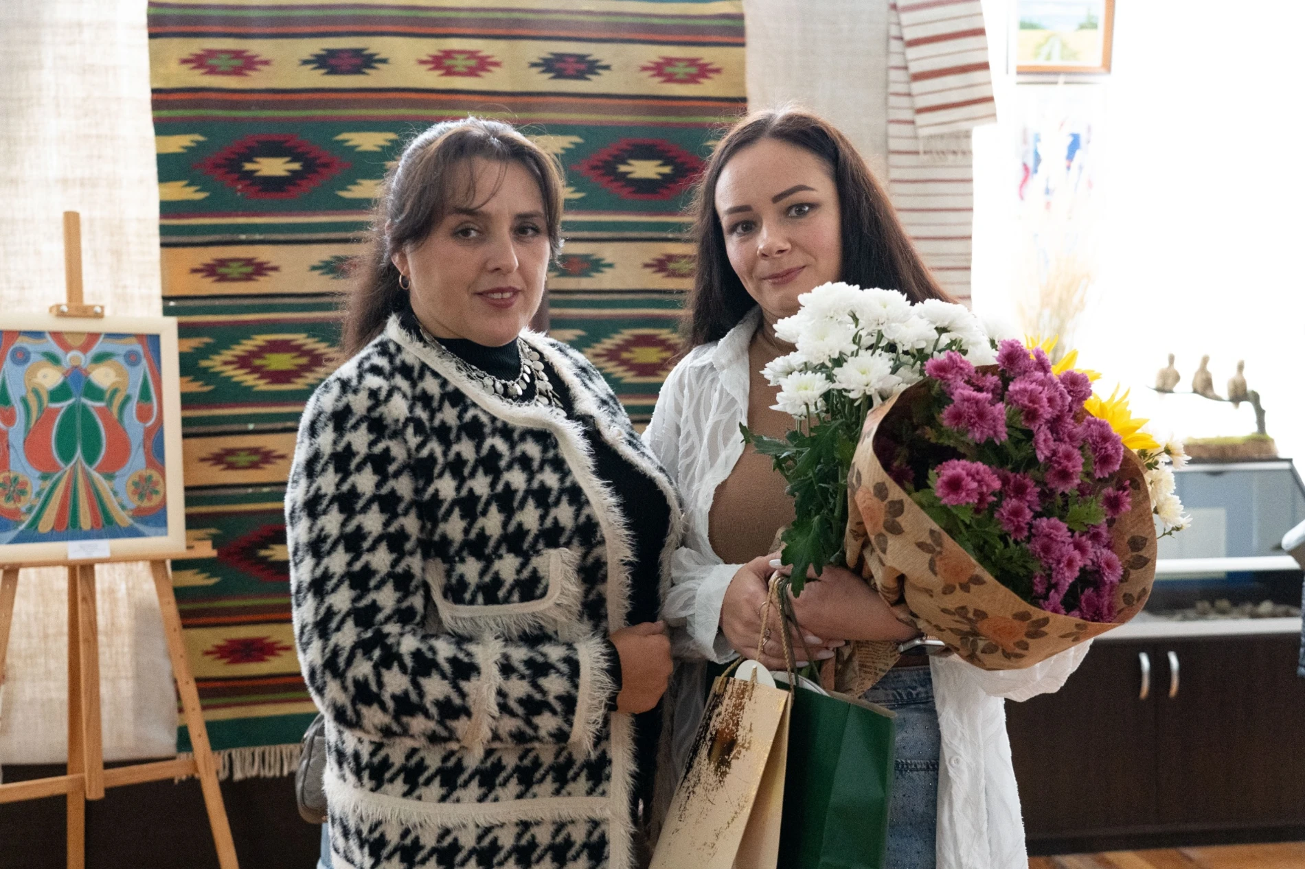 Від яскравих абстракцій до реалістичних пейзажів: у м. Бар відкрили виставку Надії Іванисько
