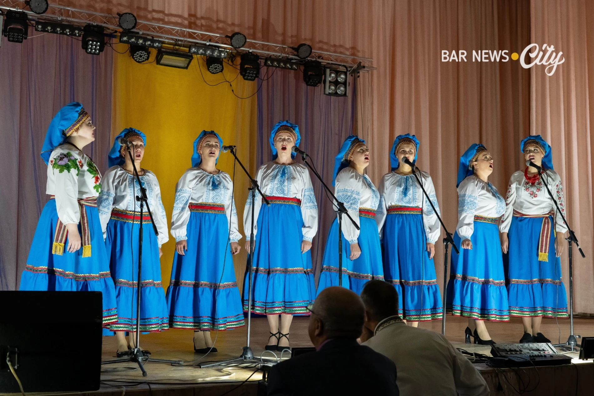 У м. Бар 14 творчих колективів захищали звання «народний» та «зразковий»: історія ансамблів і виступ