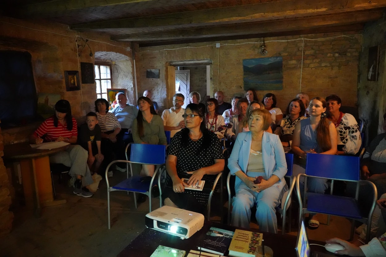 Від фільму про українську пісню до спільного співу біля вогнища: як пройшов кіновечір у Барі