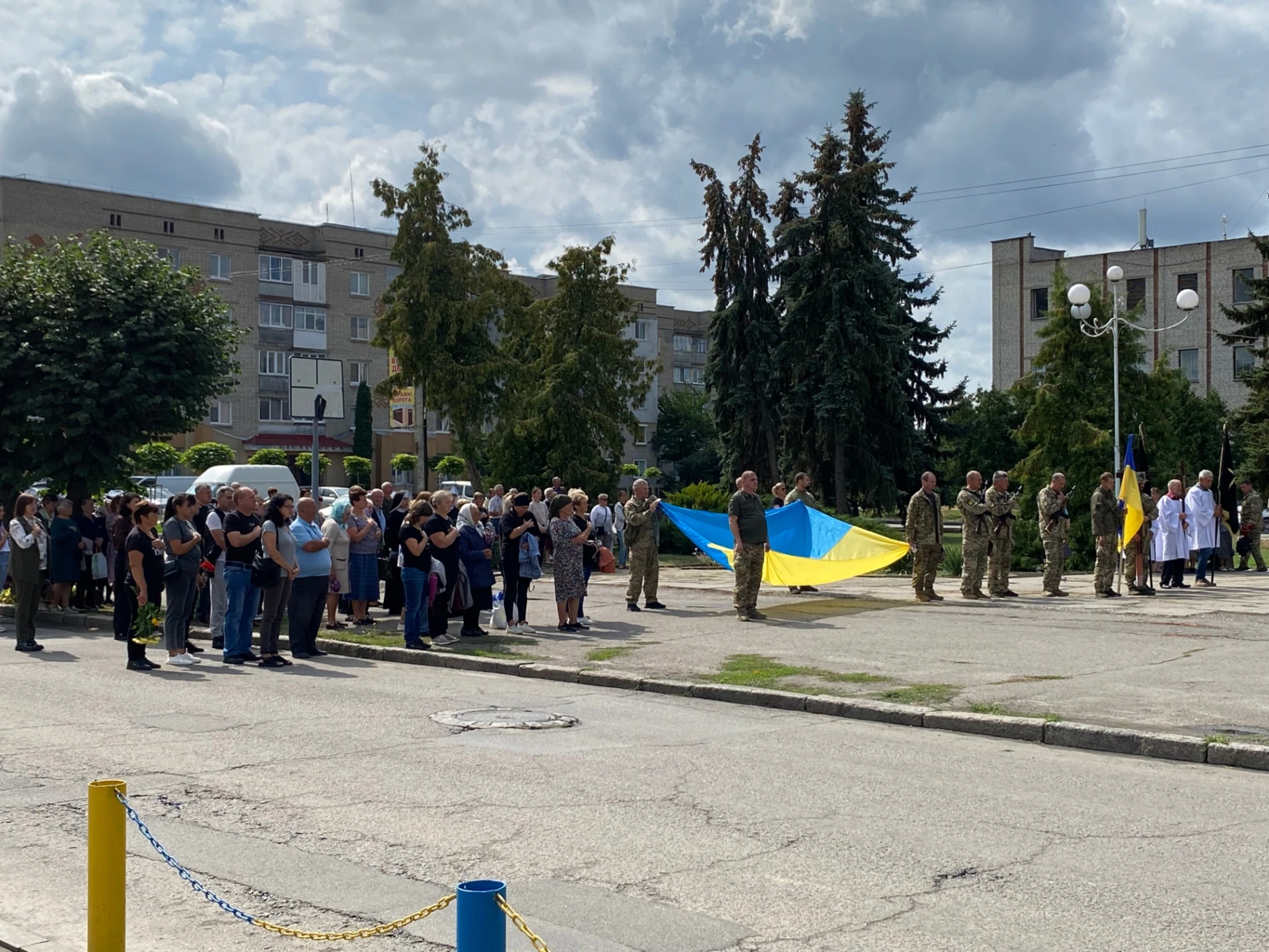 У Барській громаді попрощалися із Захисником Русланом Антонюком, якого майже два роки чекали додому