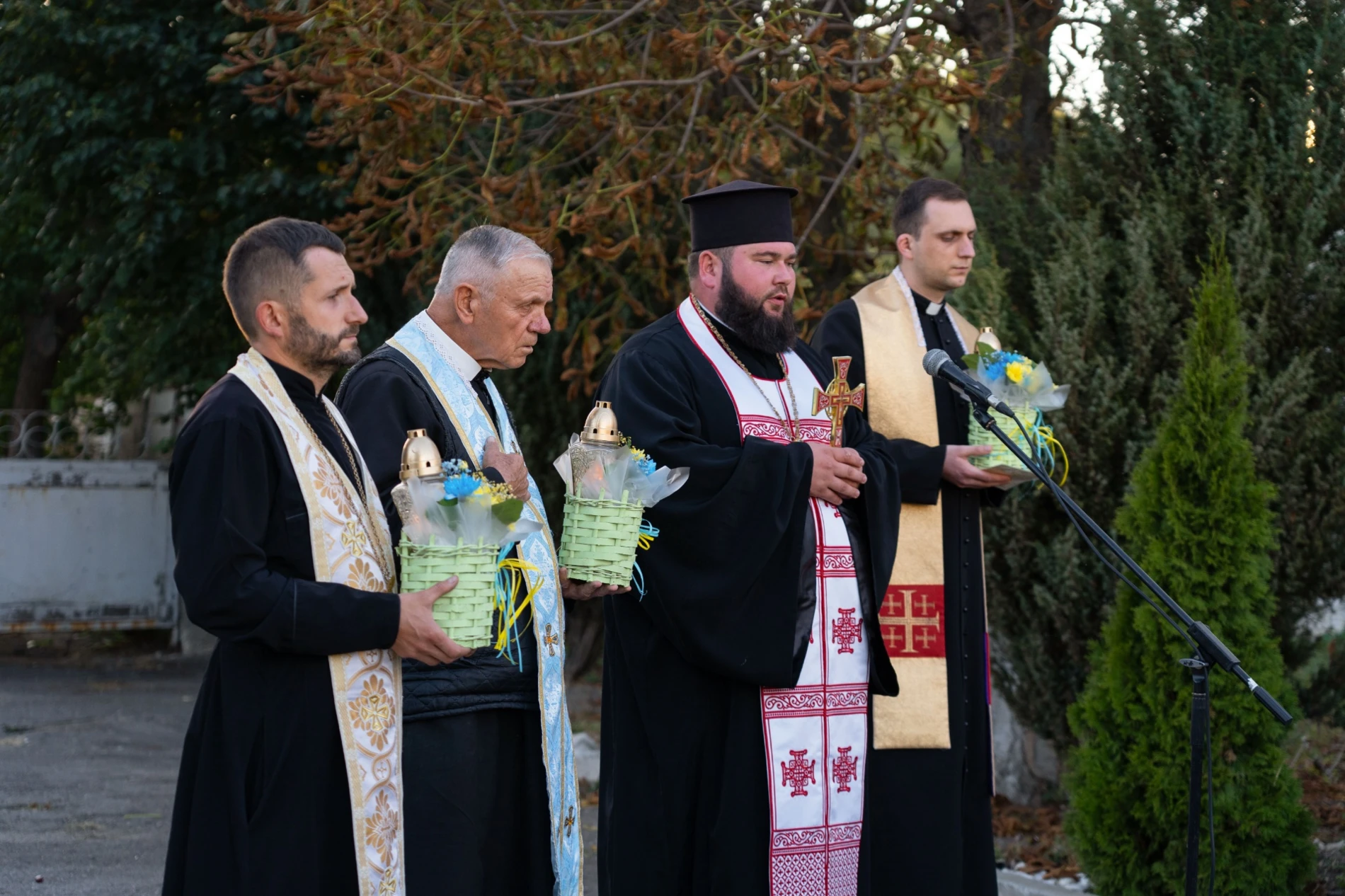 У м. Бар біля фотостели Героїв вшанували пам’ять загиблих Захисників громади