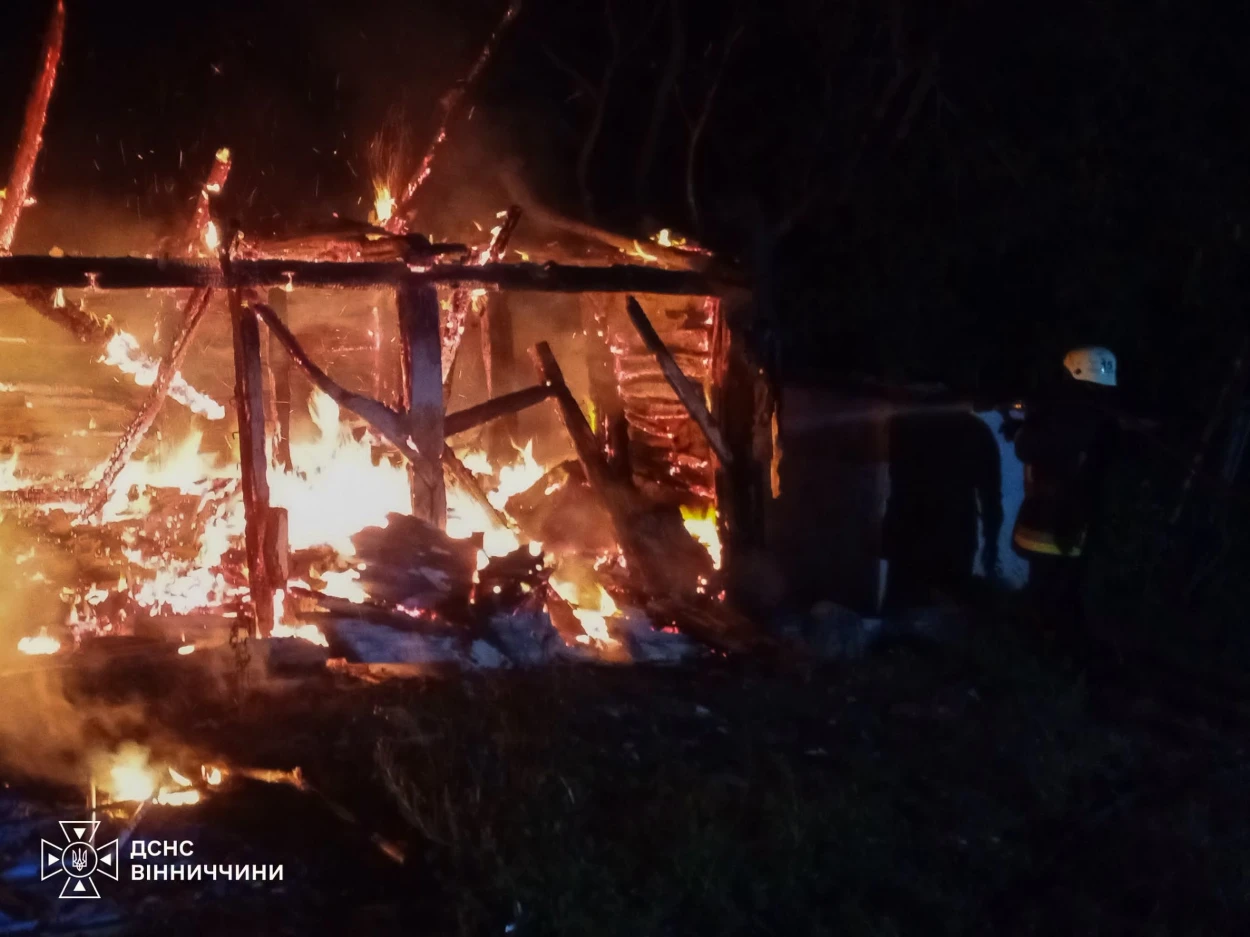 У м. Бар та Митках горіли господарські будівлі: що стало причиною