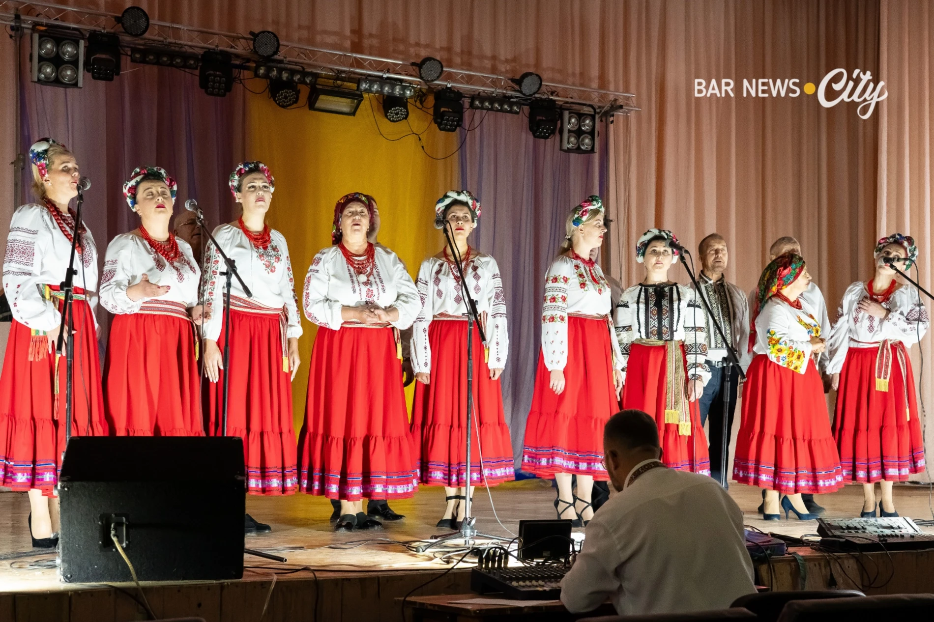 У м. Бар 14 творчих колективів захищали звання «народний» та «зразковий»: історія ансамблів і виступ