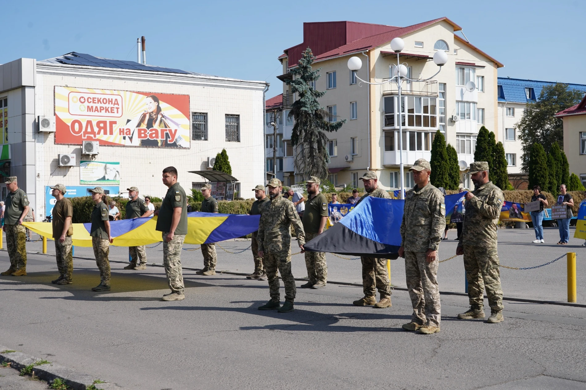 «Ми не припинимо чекати»: у Барі підтримали родини зниклих безвісти та полонених захисників