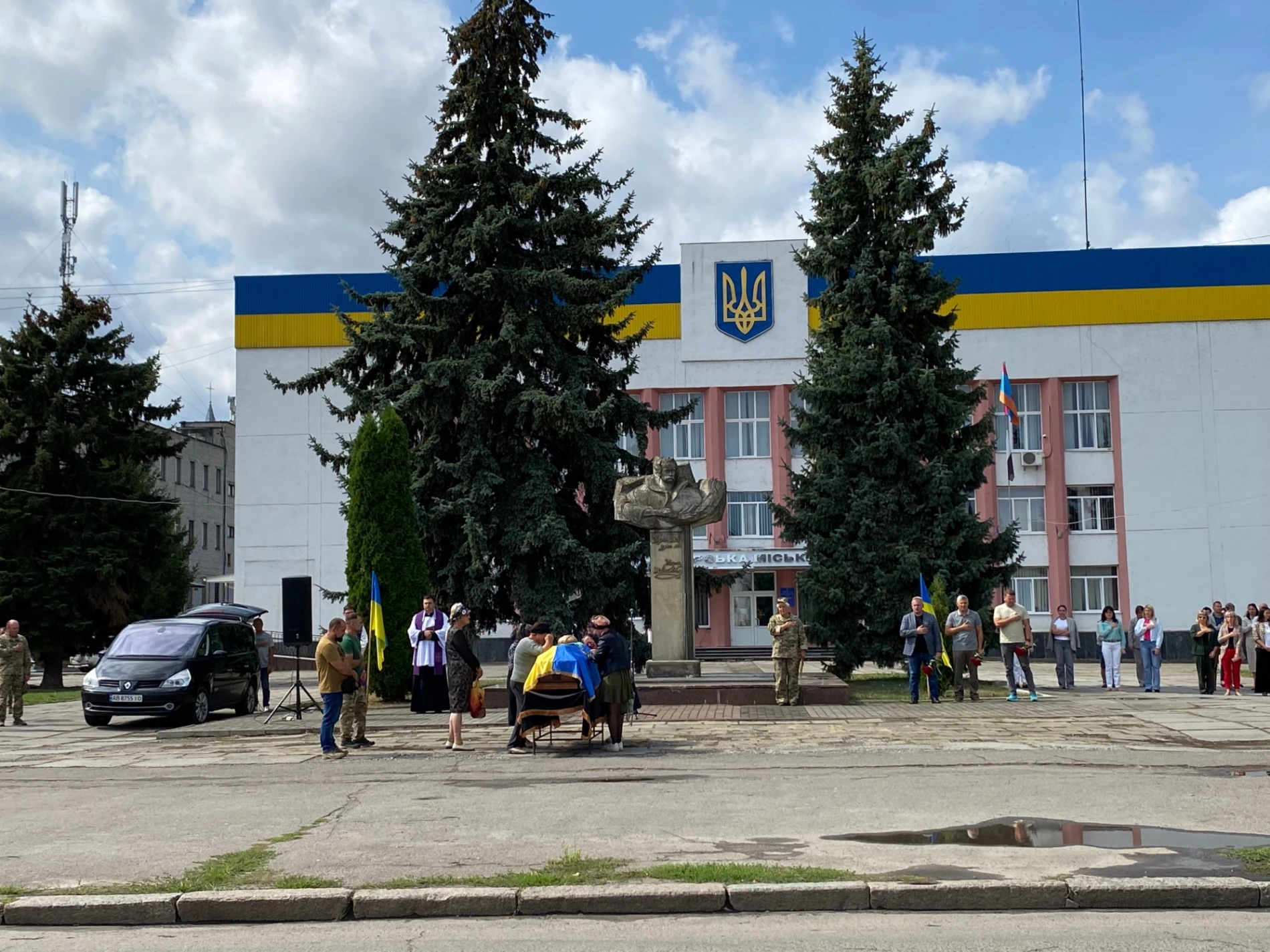 У Барській громаді попрощалися із Захисником Русланом Антонюком, якого майже два роки чекали додому