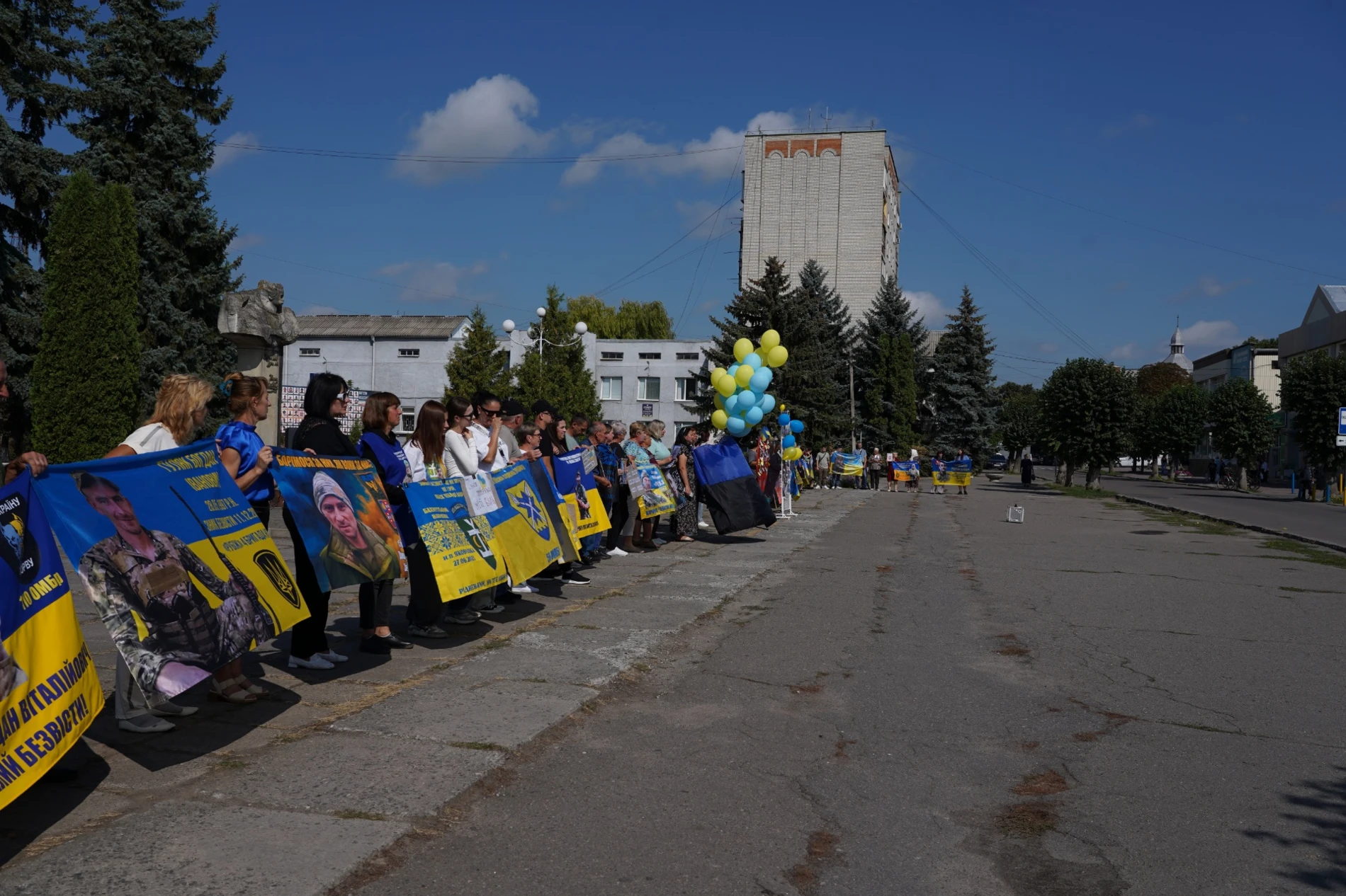 «Ми не припинимо чекати»: у Барі підтримали родини зниклих безвісти та полонених захисників