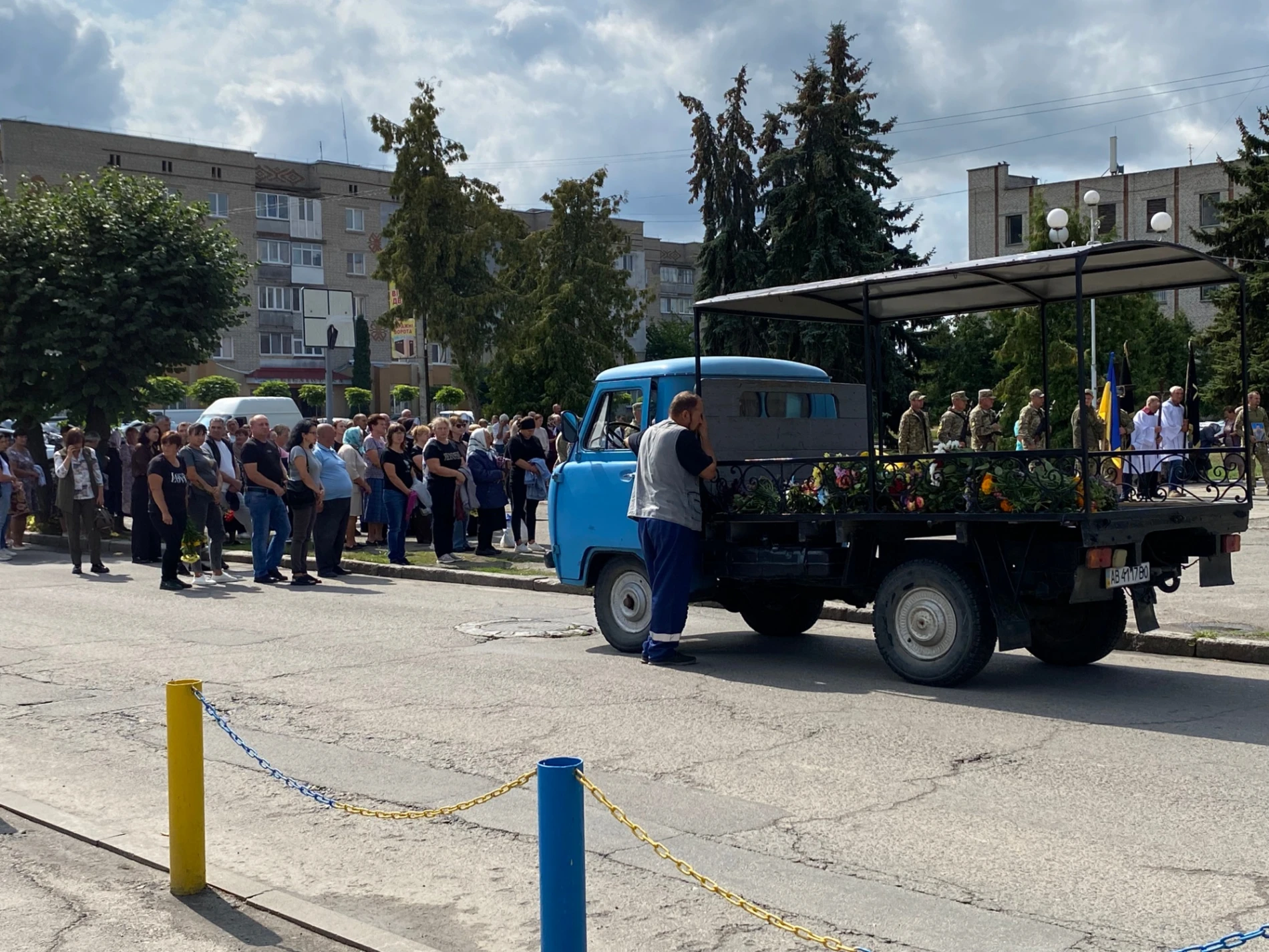 У Барській громаді попрощалися із Захисником Русланом Антонюком, якого майже два роки чекали додому