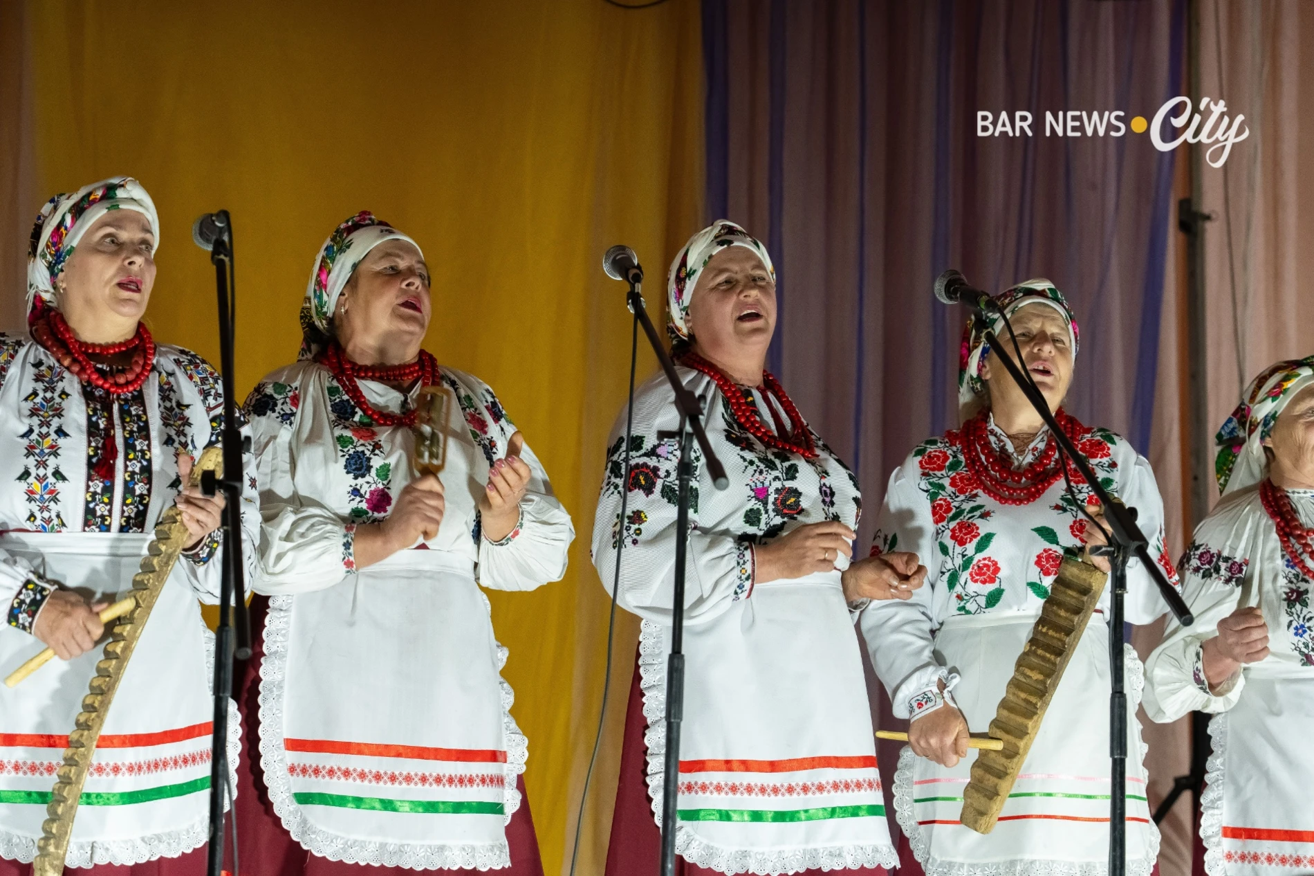 У м. Бар 14 творчих колективів захищали звання «народний» та «зразковий»: історія ансамблів і виступ
