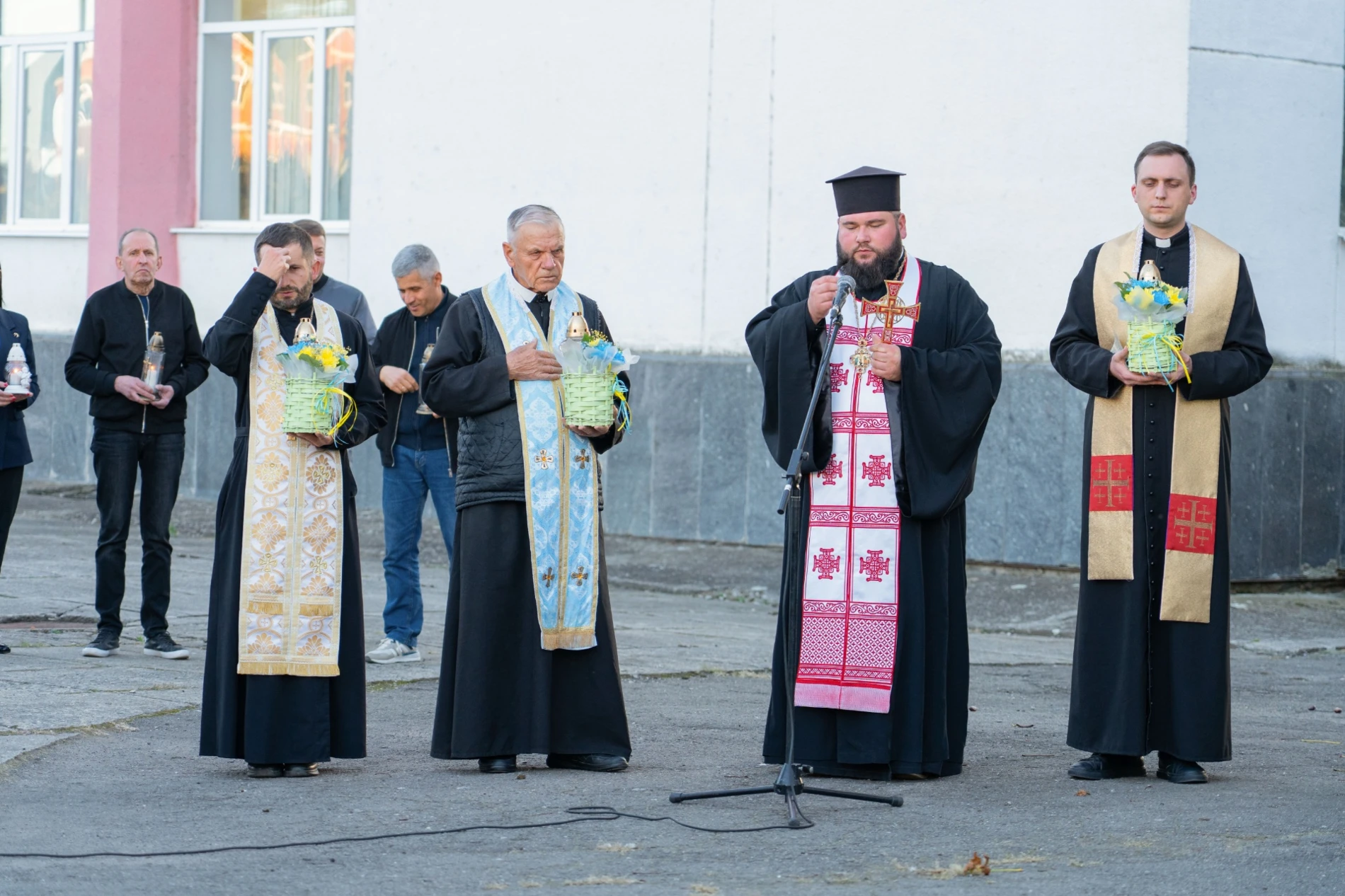 У м. Бар біля фотостели Героїв вшанували пам’ять загиблих Захисників громади