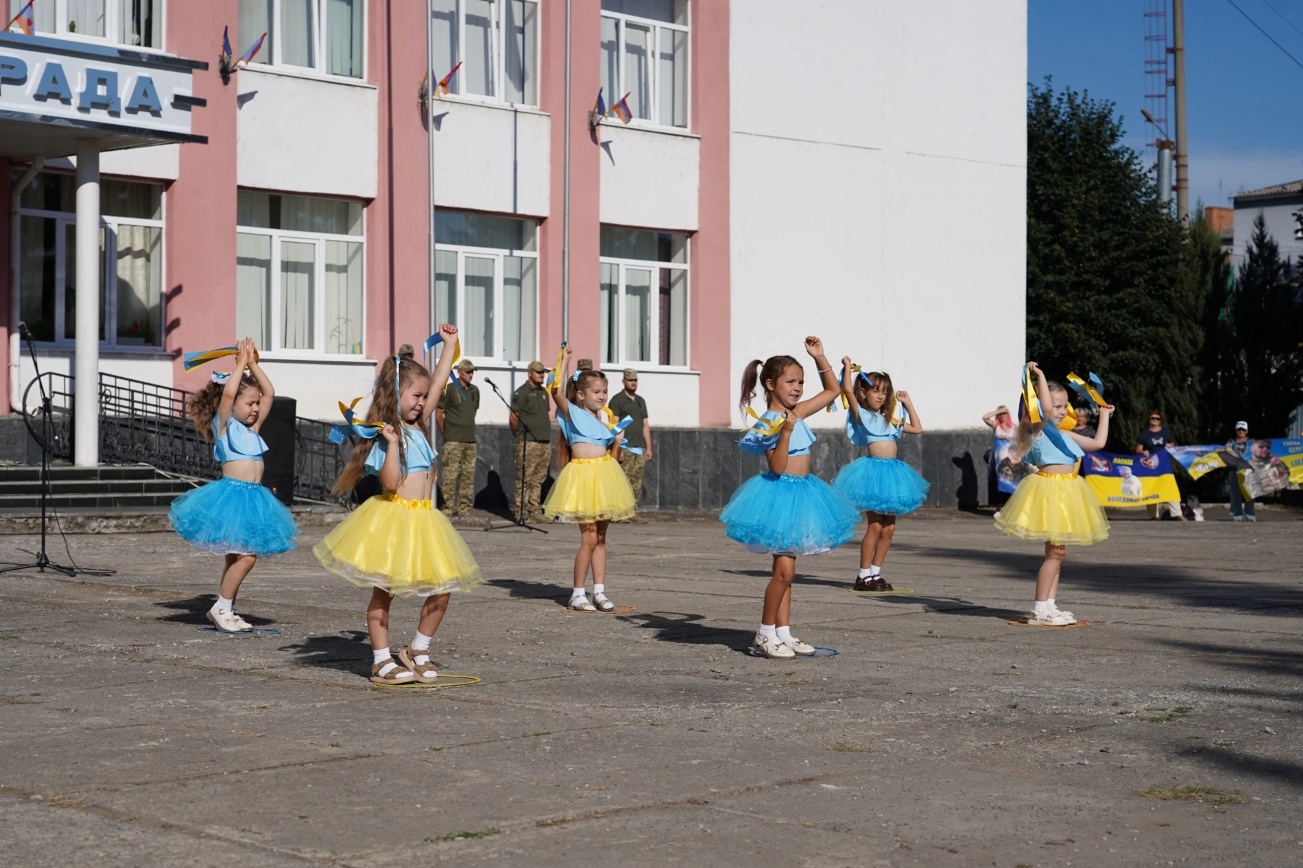 У День Державного Прапора у м. Бар підняли синьо-жовтий стяг та нагородили захисників