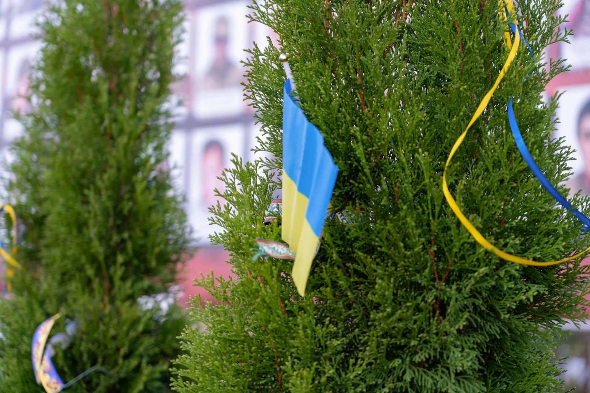 У м. Бар біля фотостели Героїв вшанували пам’ять загиблих Захисників громади
