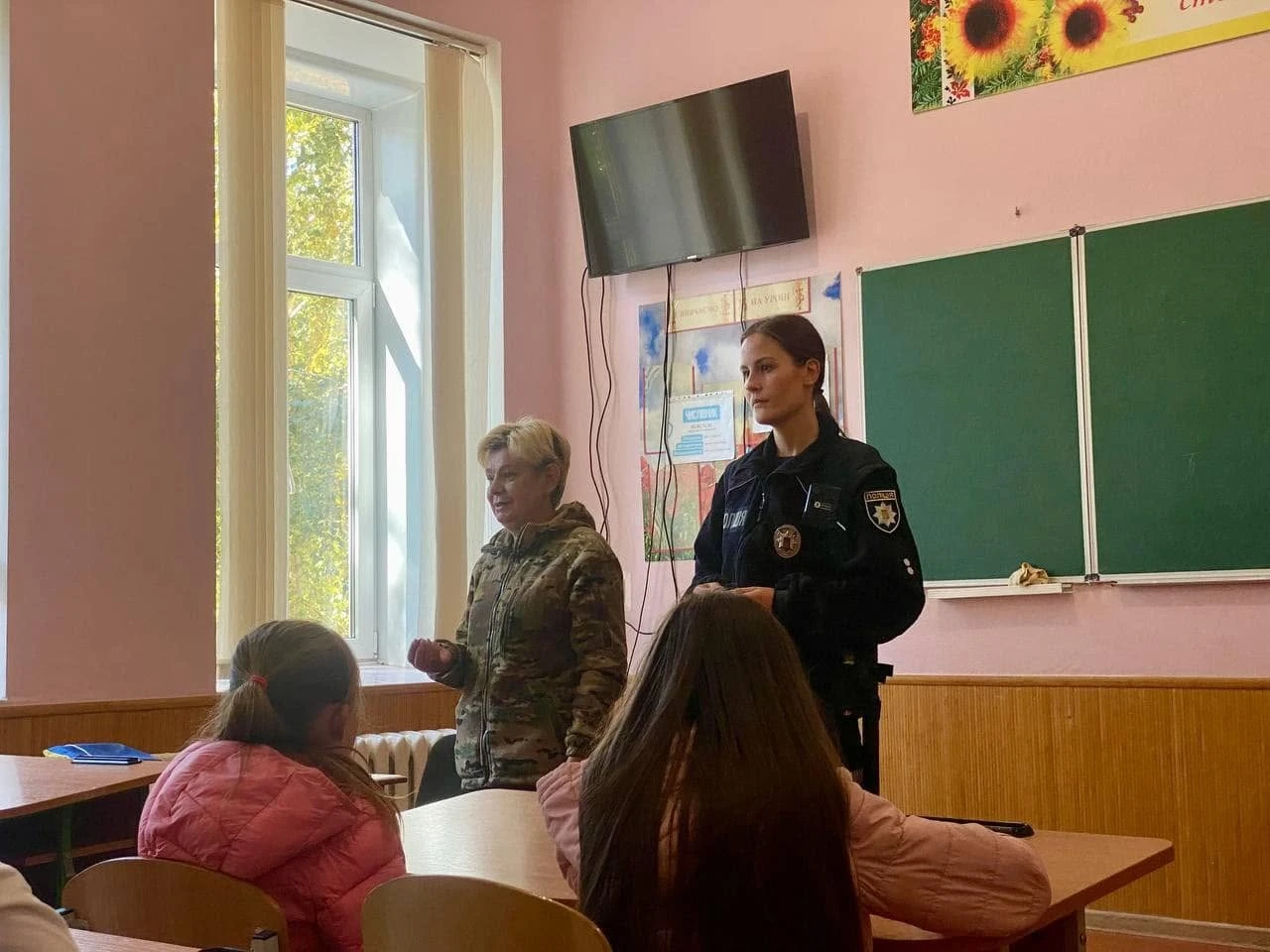 Пам’ятна хода та зустріч із бойовою медикинею: як у ліцеях Бара відзначили День захисників