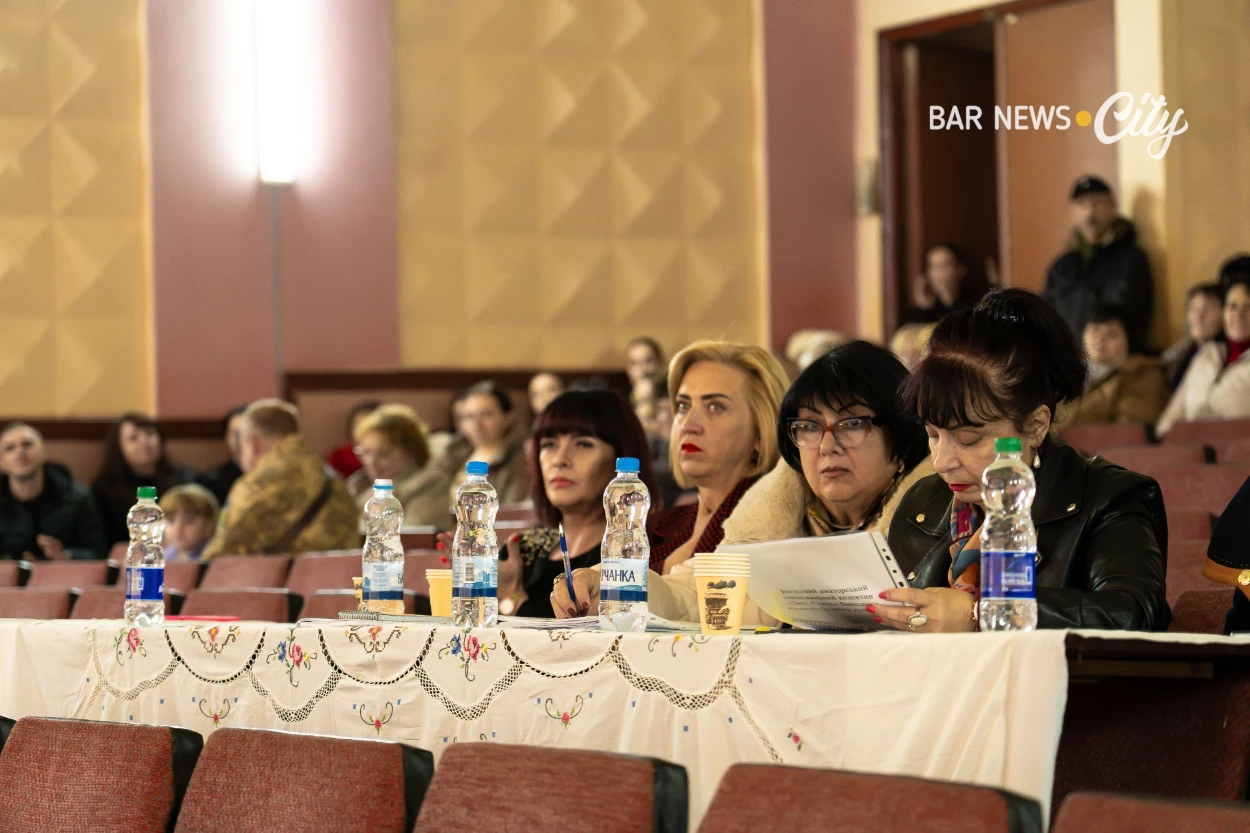 У м. Бар 14 творчих колективів захищали звання «народний» та «зразковий»: історія ансамблів і виступ