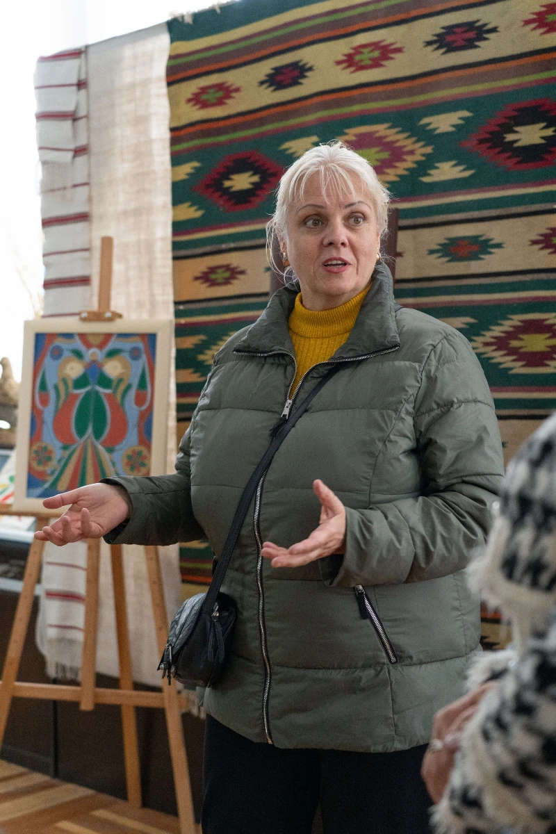 Від яскравих абстракцій до реалістичних пейзажів: у м. Бар відкрили виставку Надії Іванисько