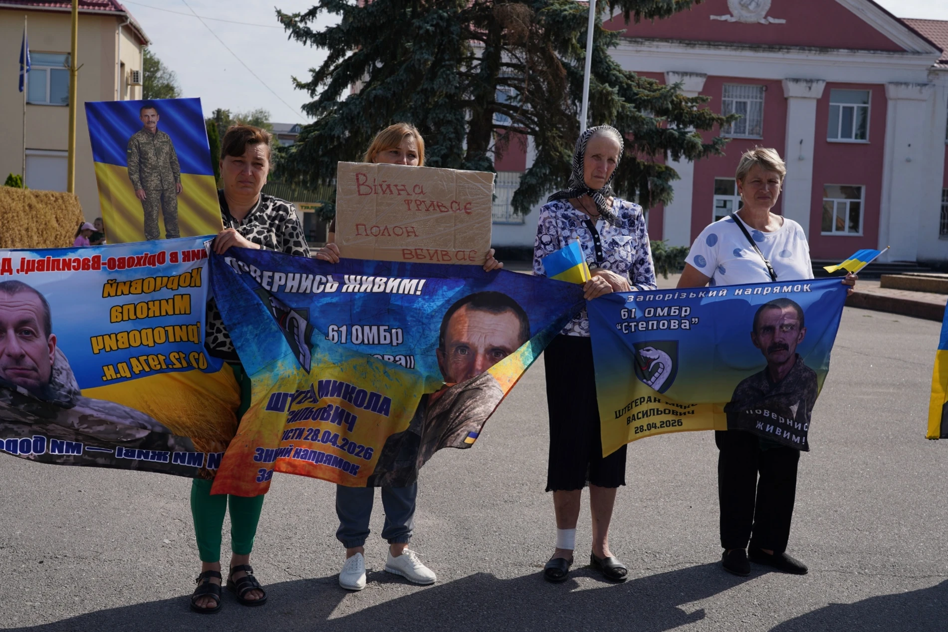 «Ми не припинимо чекати»: у Барі підтримали родини зниклих безвісти та полонених захисників