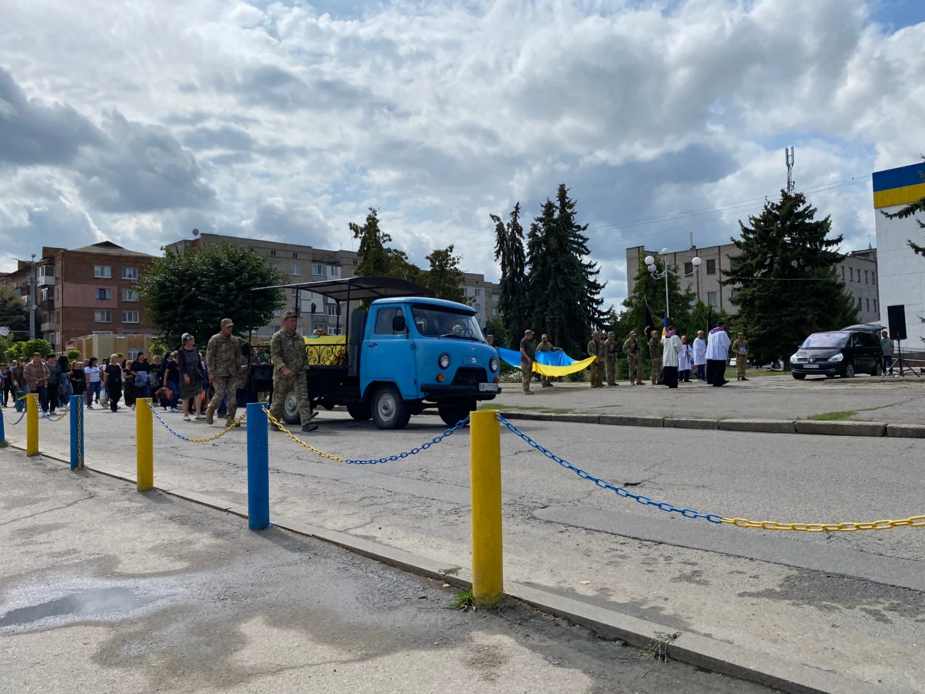 У Барській громаді попрощалися із Захисником Русланом Антонюком, якого майже два роки чекали додому