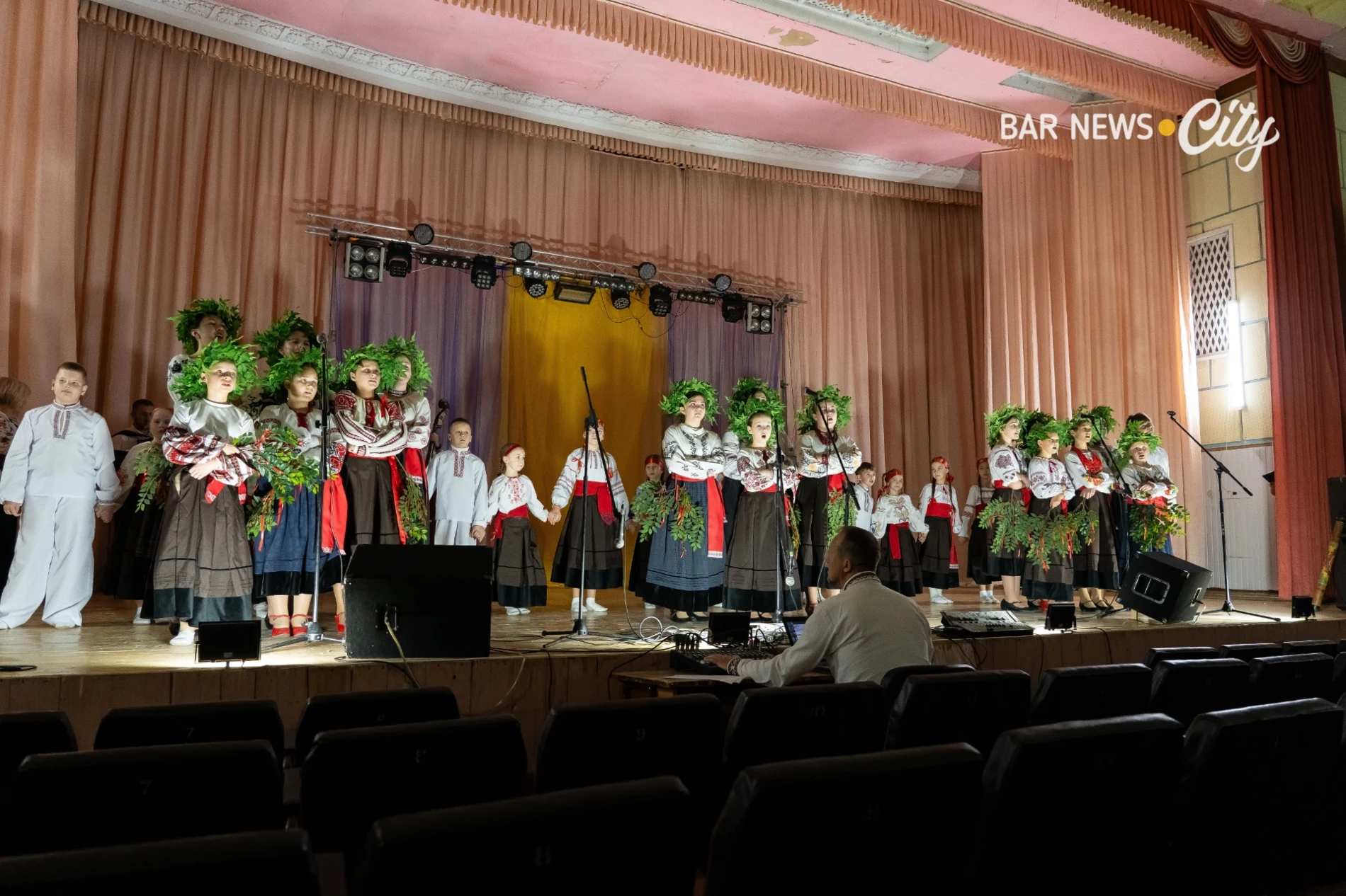 У м. Бар 14 творчих колективів захищали звання «народний» та «зразковий»: історія ансамблів і виступ