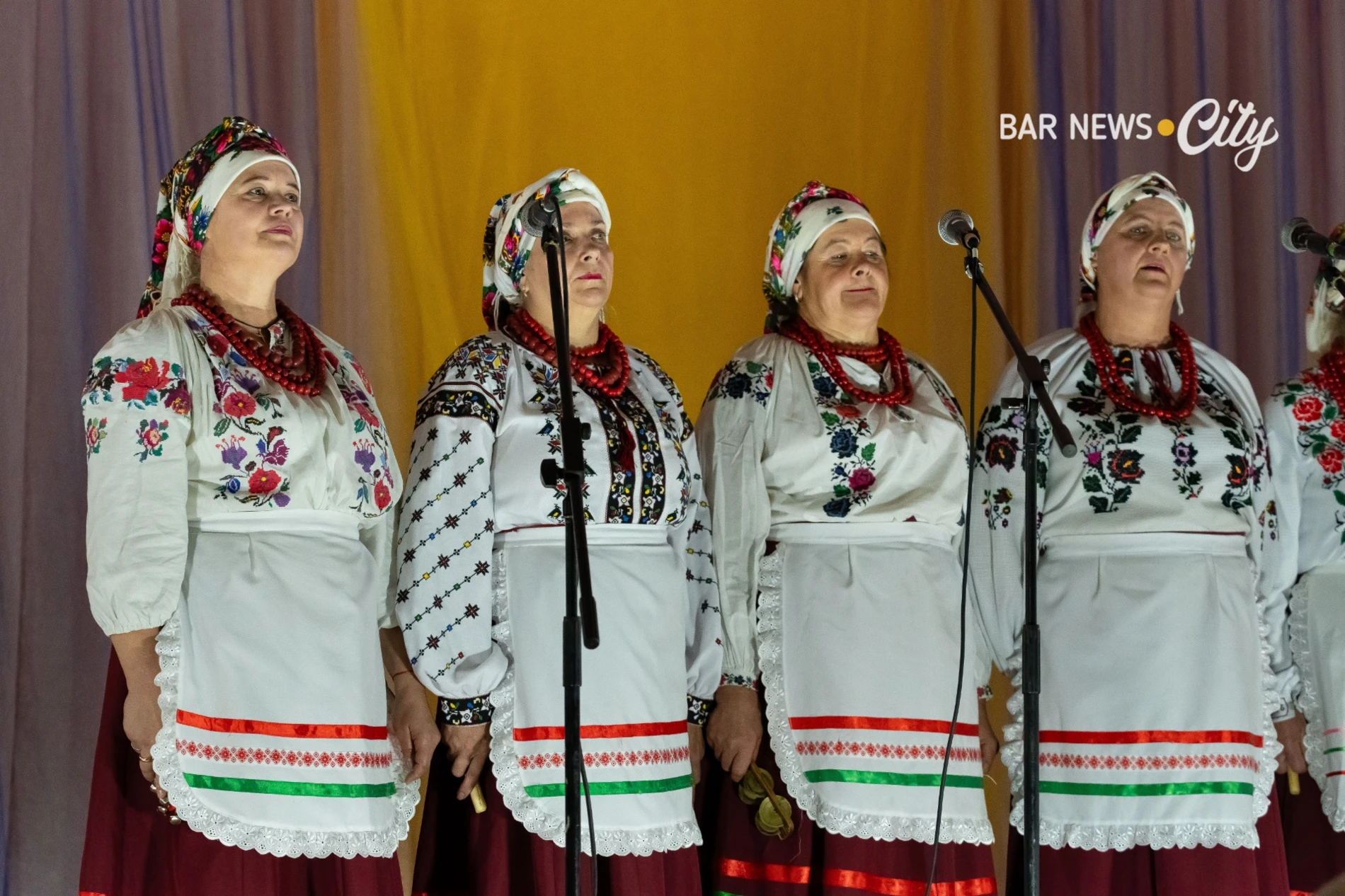 У м. Бар 14 творчих колективів захищали звання «народний» та «зразковий»: історія ансамблів і виступ