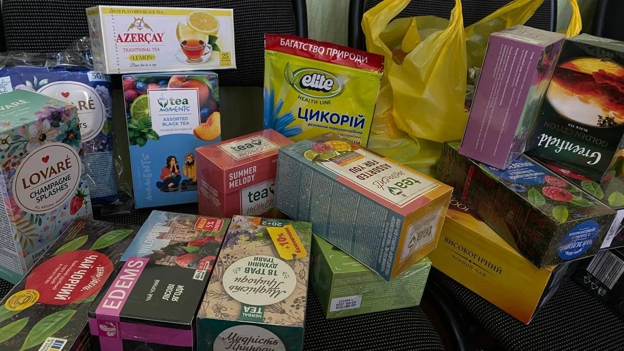 Барські школярі зібрали для захисників теплі речі, солодощі та напої