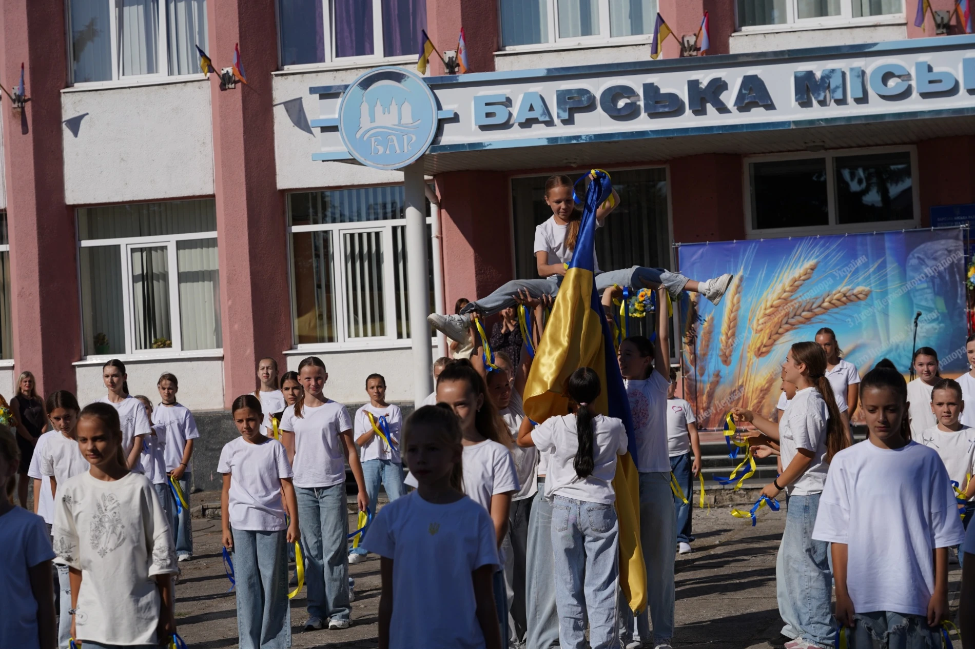 У День Державного Прапора у м. Бар підняли синьо-жовтий стяг та нагородили захисників