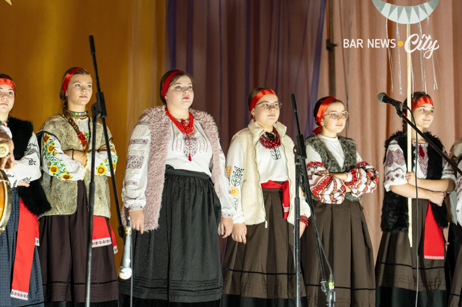 У м. Бар 14 творчих колективів захищали звання «народний» та «зразковий»: історія ансамблів і виступ
