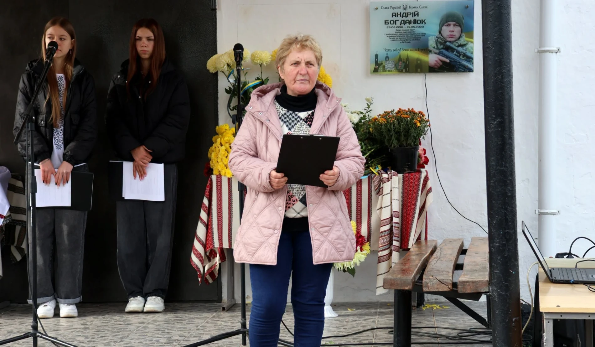 У Барській громаді відкрили меморіальну дошку 26-річному Захиснику Андрію Богданюку