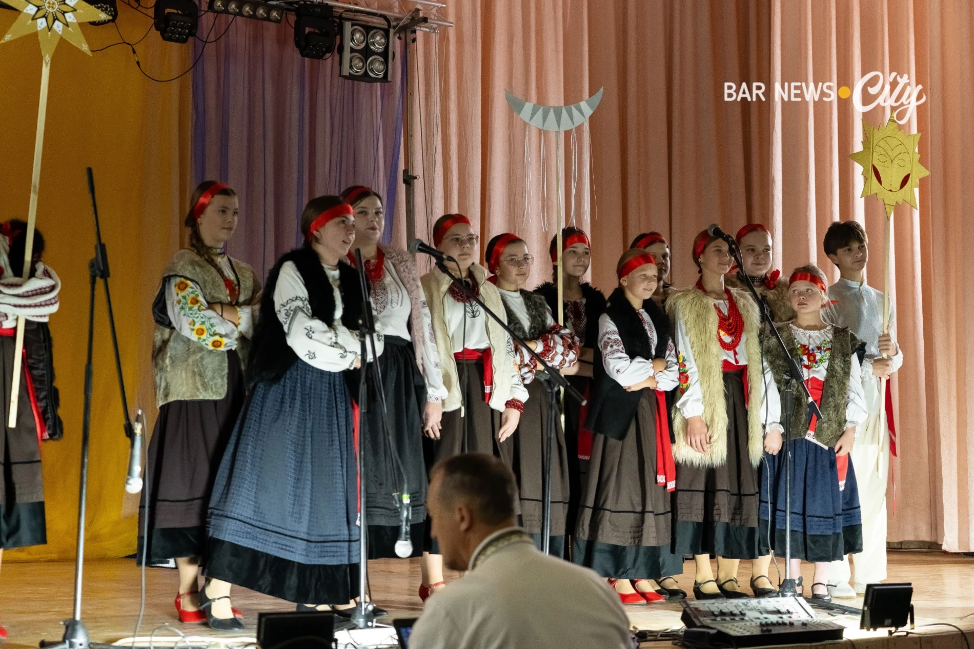 У м. Бар 14 творчих колективів захищали звання «народний» та «зразковий»: історія ансамблів і виступ