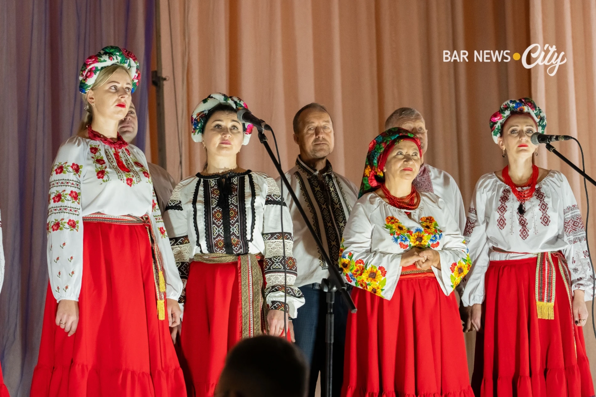 У м. Бар 14 творчих колективів захищали звання «народний» та «зразковий»: історія ансамблів і виступ