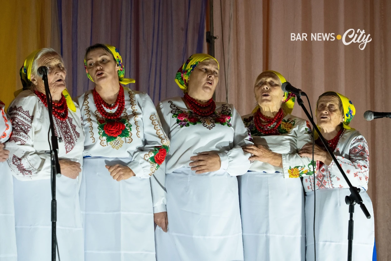 У м. Бар 14 творчих колективів захищали звання «народний» та «зразковий»: історія ансамблів і виступ