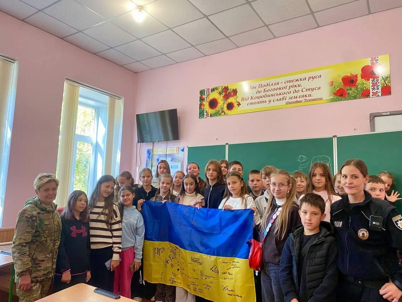 Пам’ятна хода та зустріч із бойовою медикинею: як у ліцеях Бара відзначили День захисників