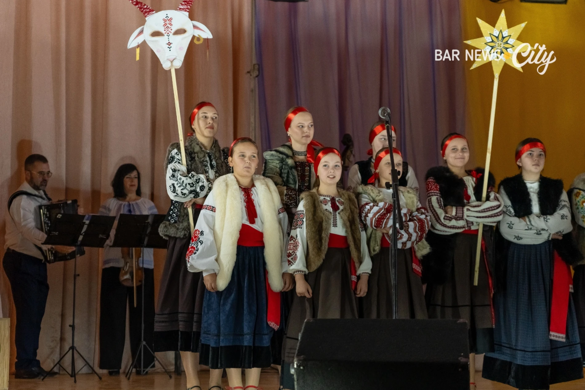 У м. Бар 14 творчих колективів захищали звання «народний» та «зразковий»: історія ансамблів і виступ
