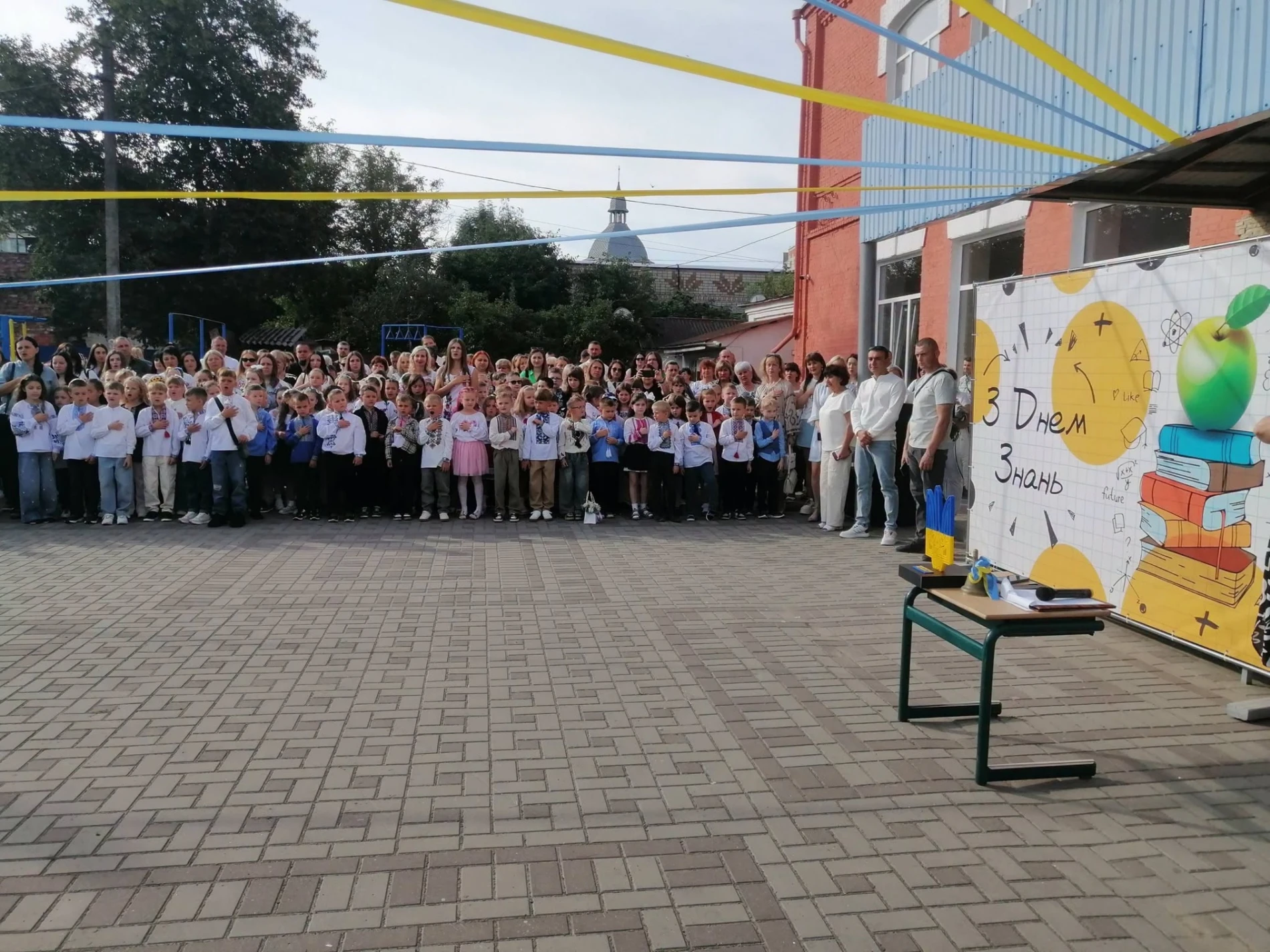 Перший дзвоник у школах Бара: святкові лінійки, безкоштовні обіди та освітні зміни