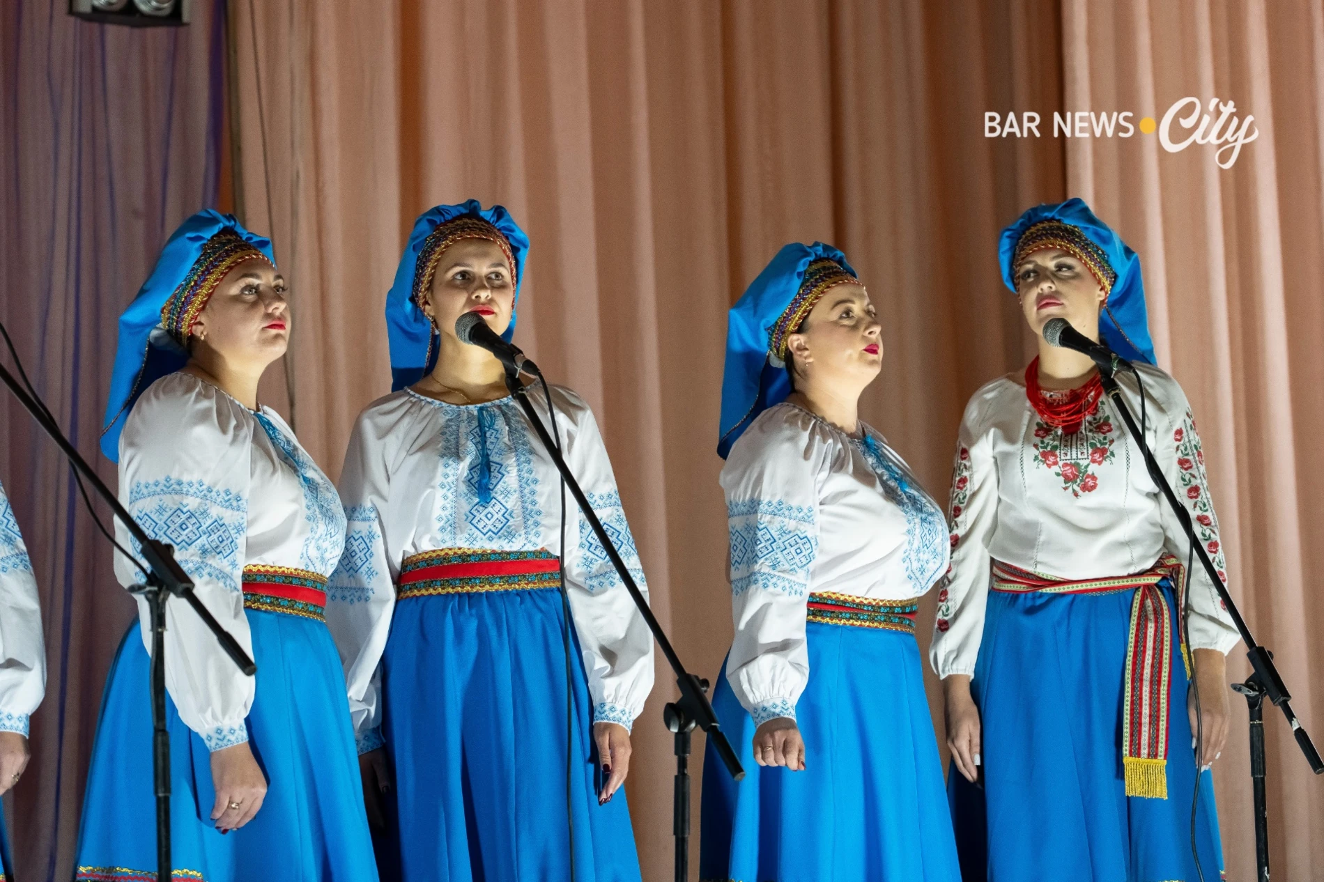 У м. Бар 14 творчих колективів захищали звання «народний» та «зразковий»: історія ансамблів і виступ